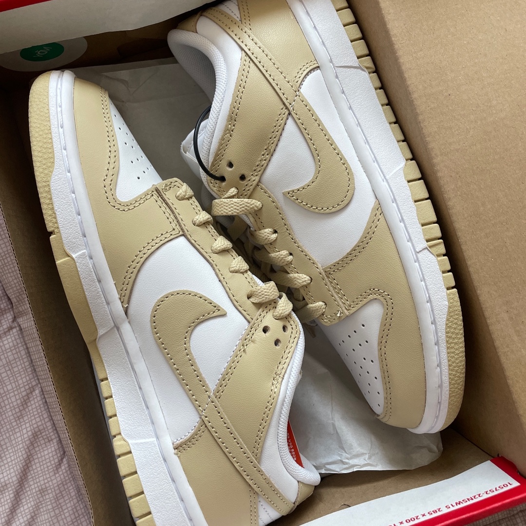 Nike Dunk Low Team Gold and White 착용 스타일