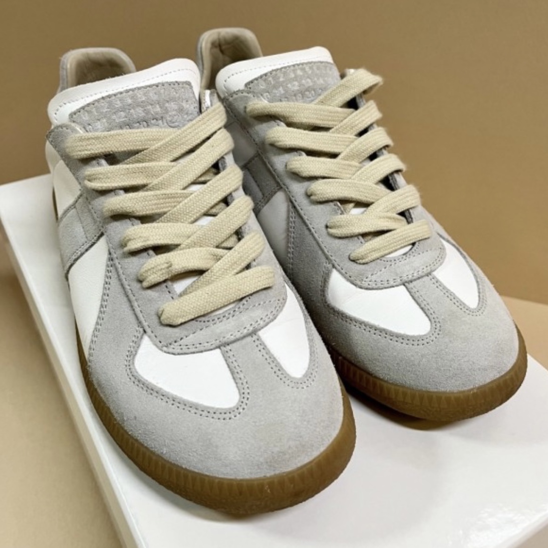 Maison Margiela Calfskin Replica Sneakers 착용 스타일