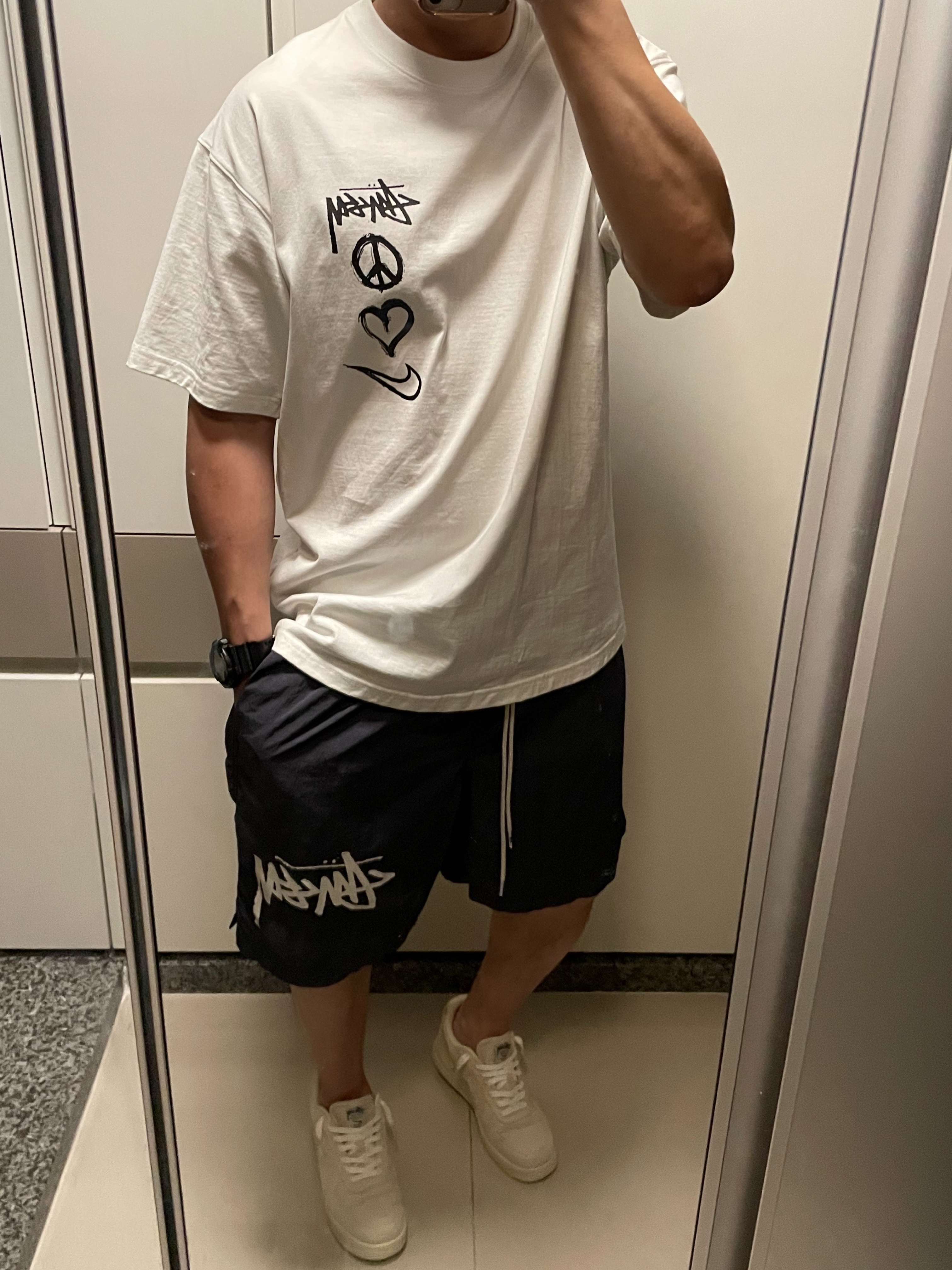 Nike x Stussy Water Shorts Off Noir, Nike x Stussy NRG RA T-Shirt Summit White (DM4942-121) 착용 스타일