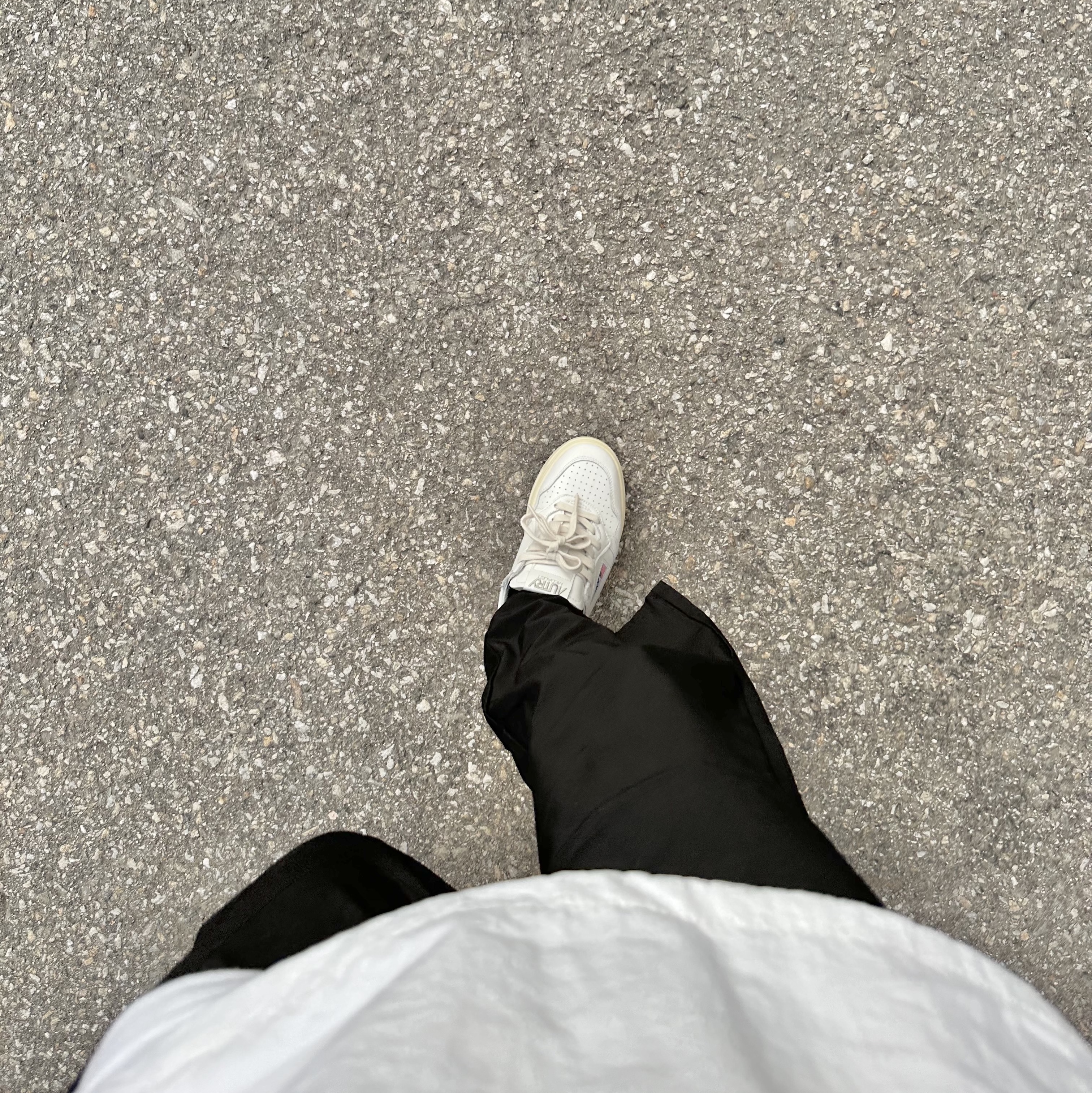 (W) Autry Medalist Low Leather Sneakers White Black 착용 스타일