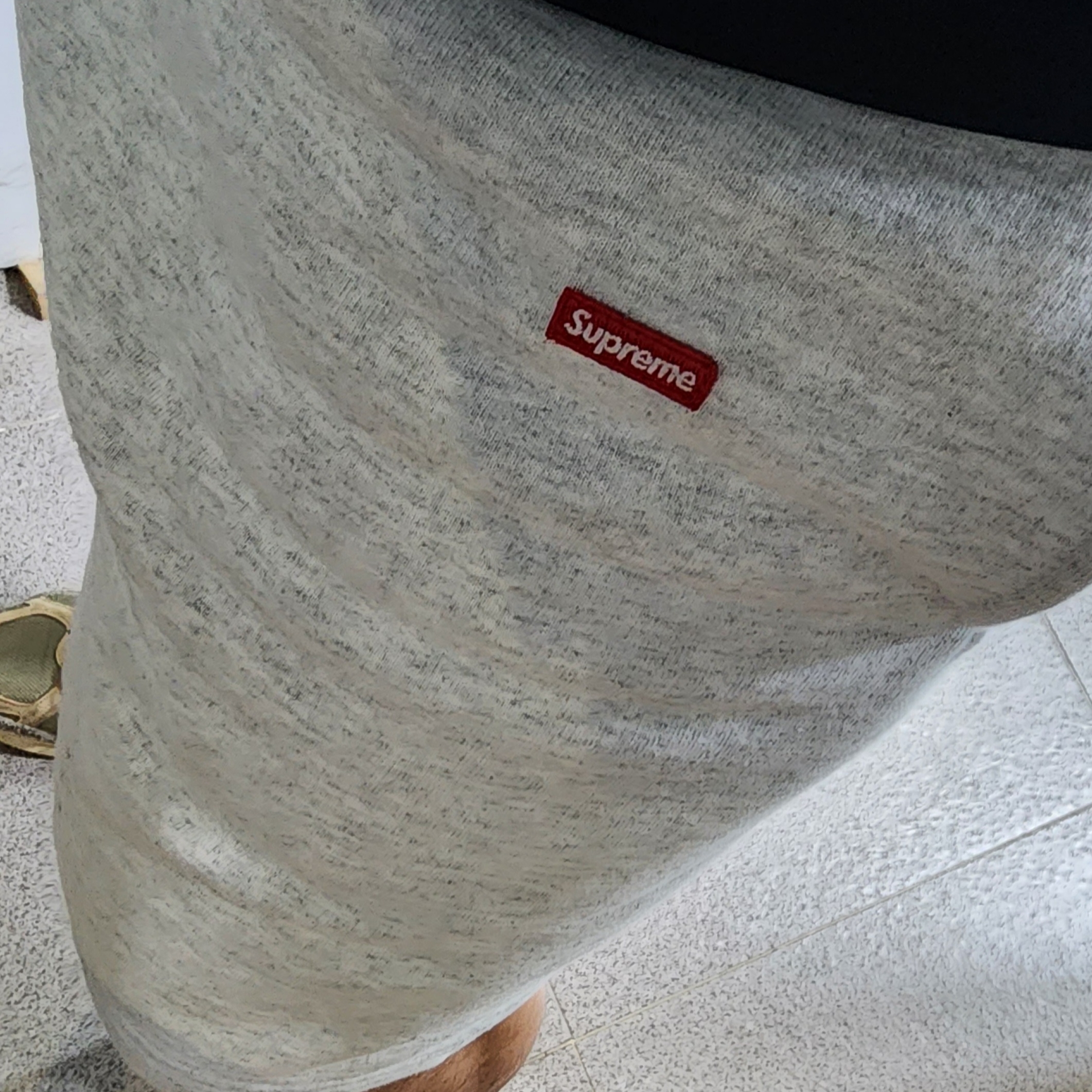 Supreme Small Box Sweatshorts Ash Grey 착용 스타일