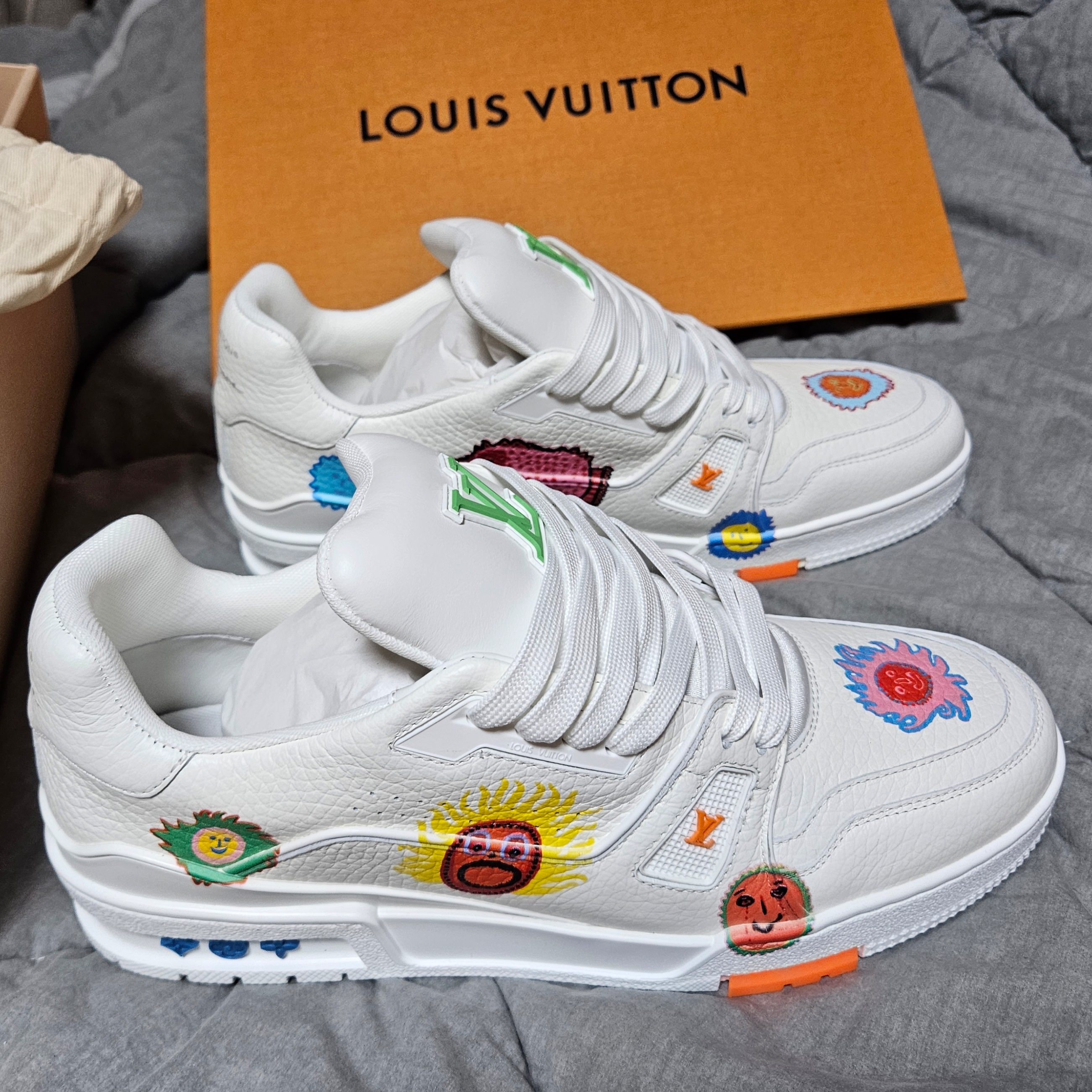 Louis Vuitton x YK LV Trainer Sneakers White 착용 스타일
