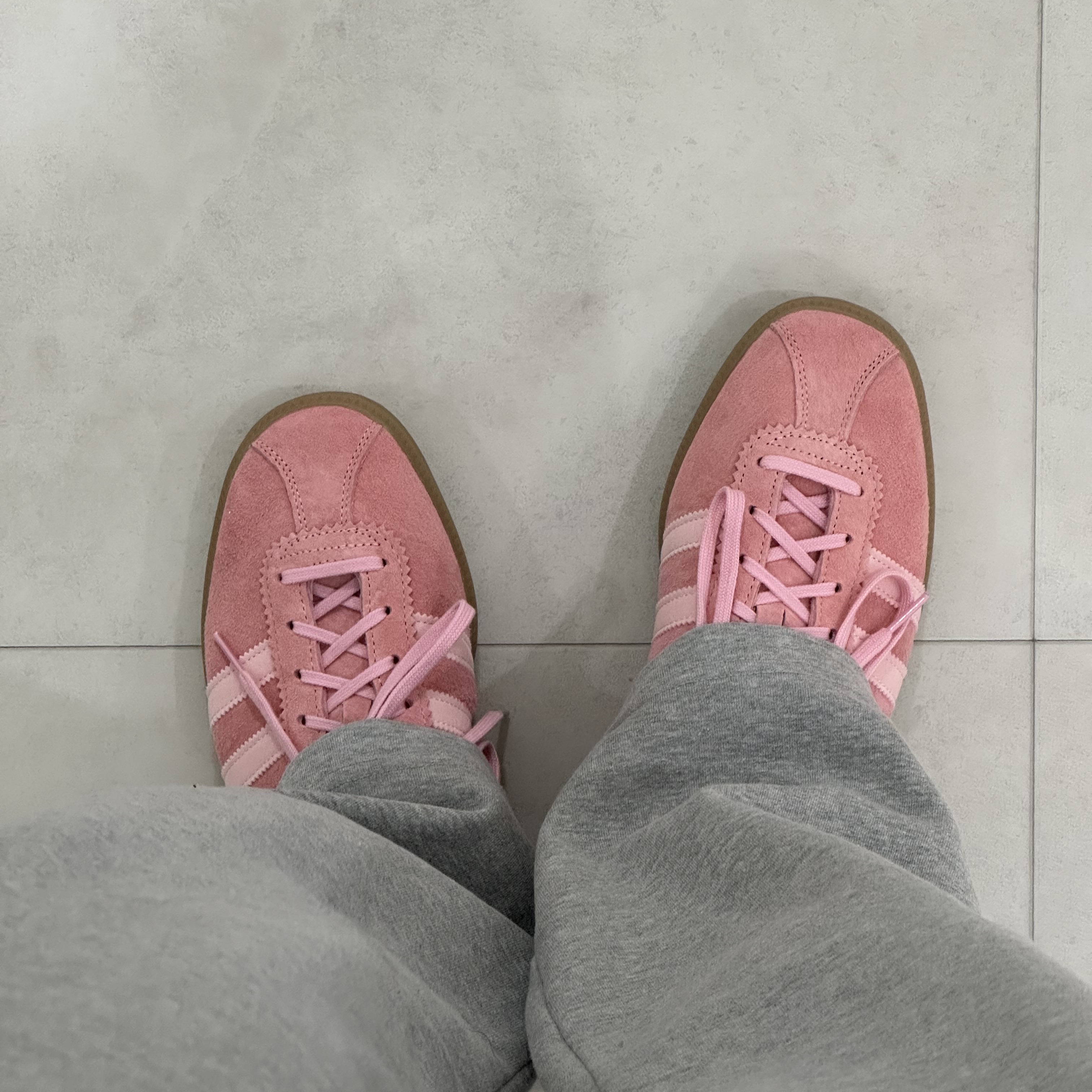 Adidas Bermuda Glow Pink 착용 스타일 - 2