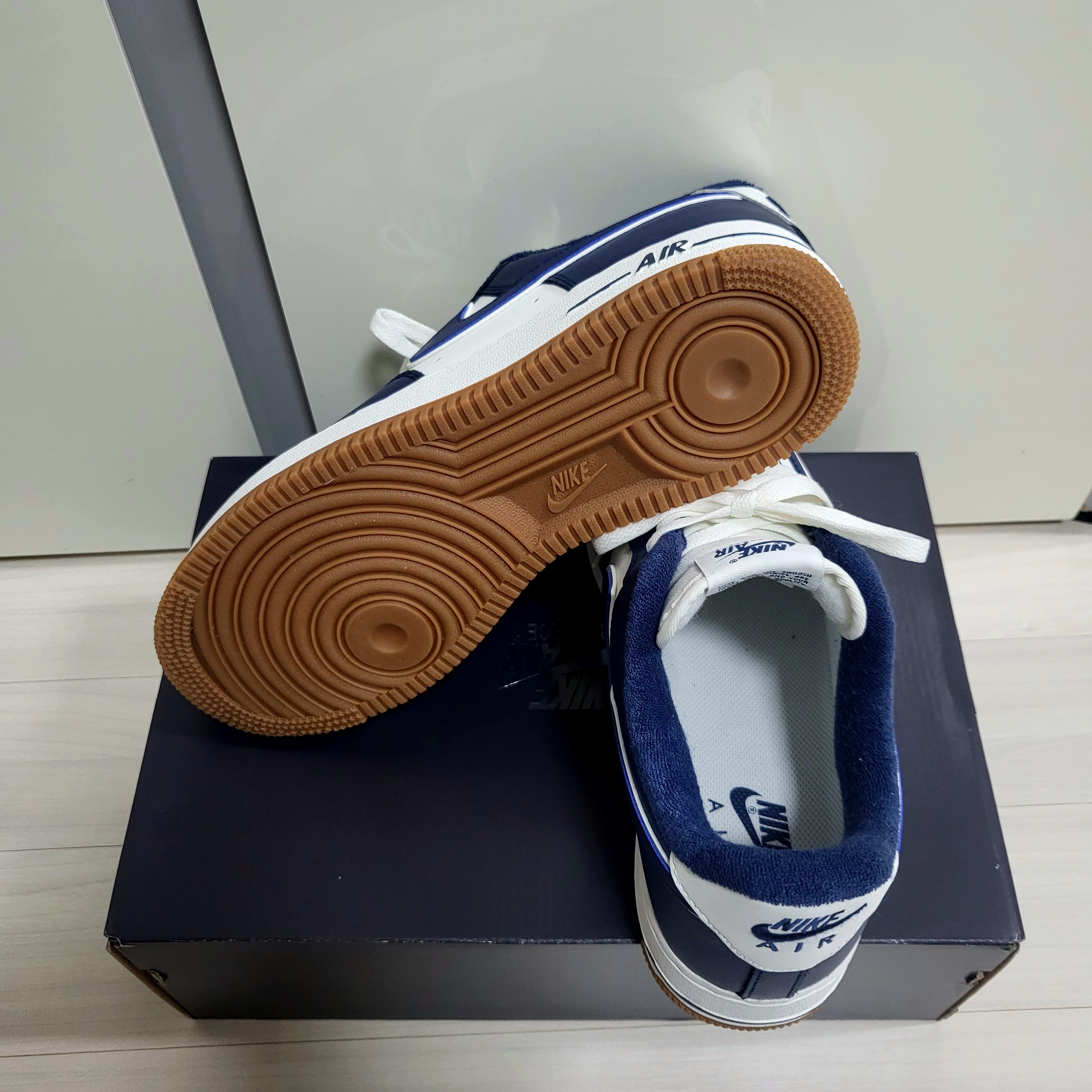 Nike Air Force 1 '07 LV8 Midnight Navy 착용 스타일 - 3