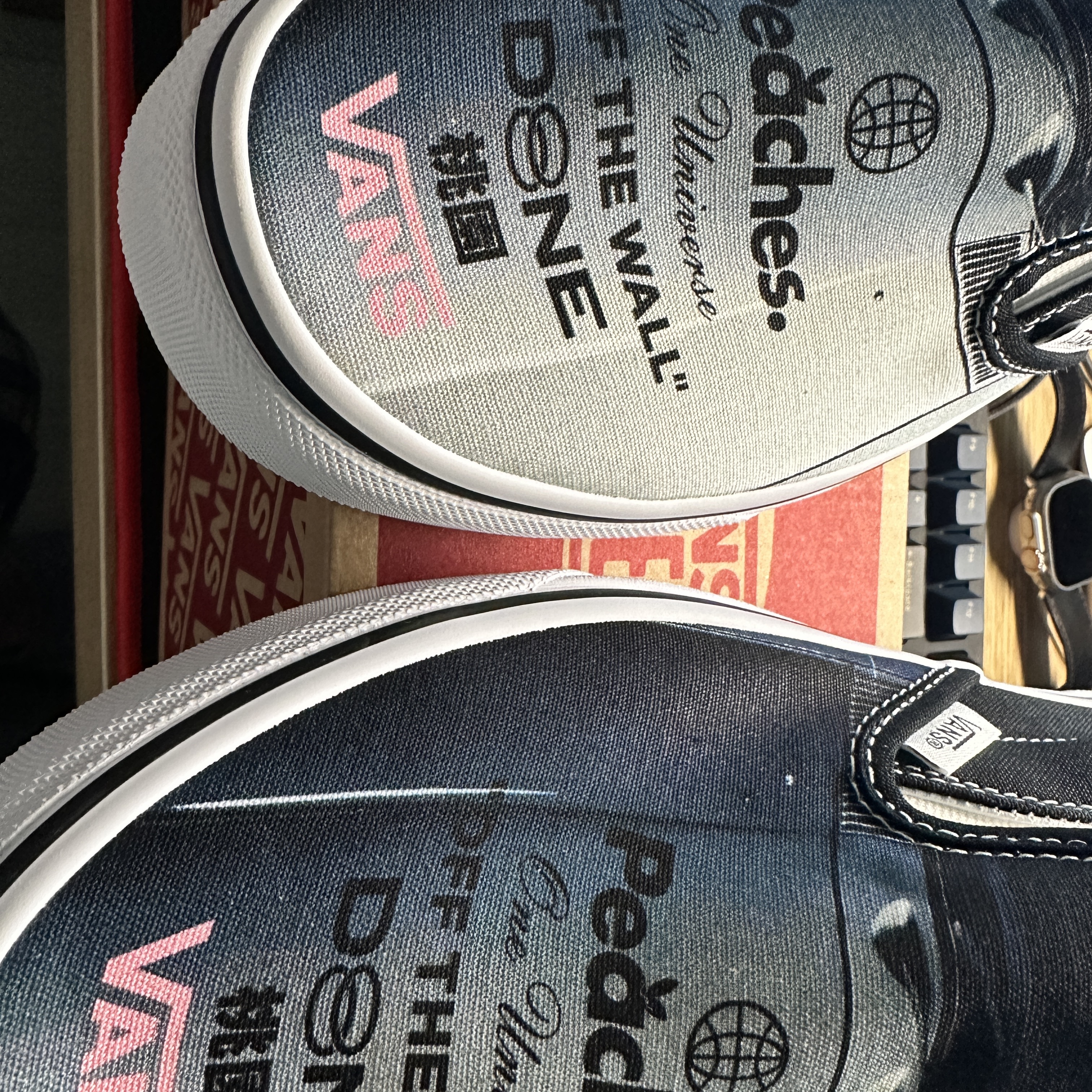 Vans x Peaches. Classic Slip-On Black True White 착용 스타일 - 3