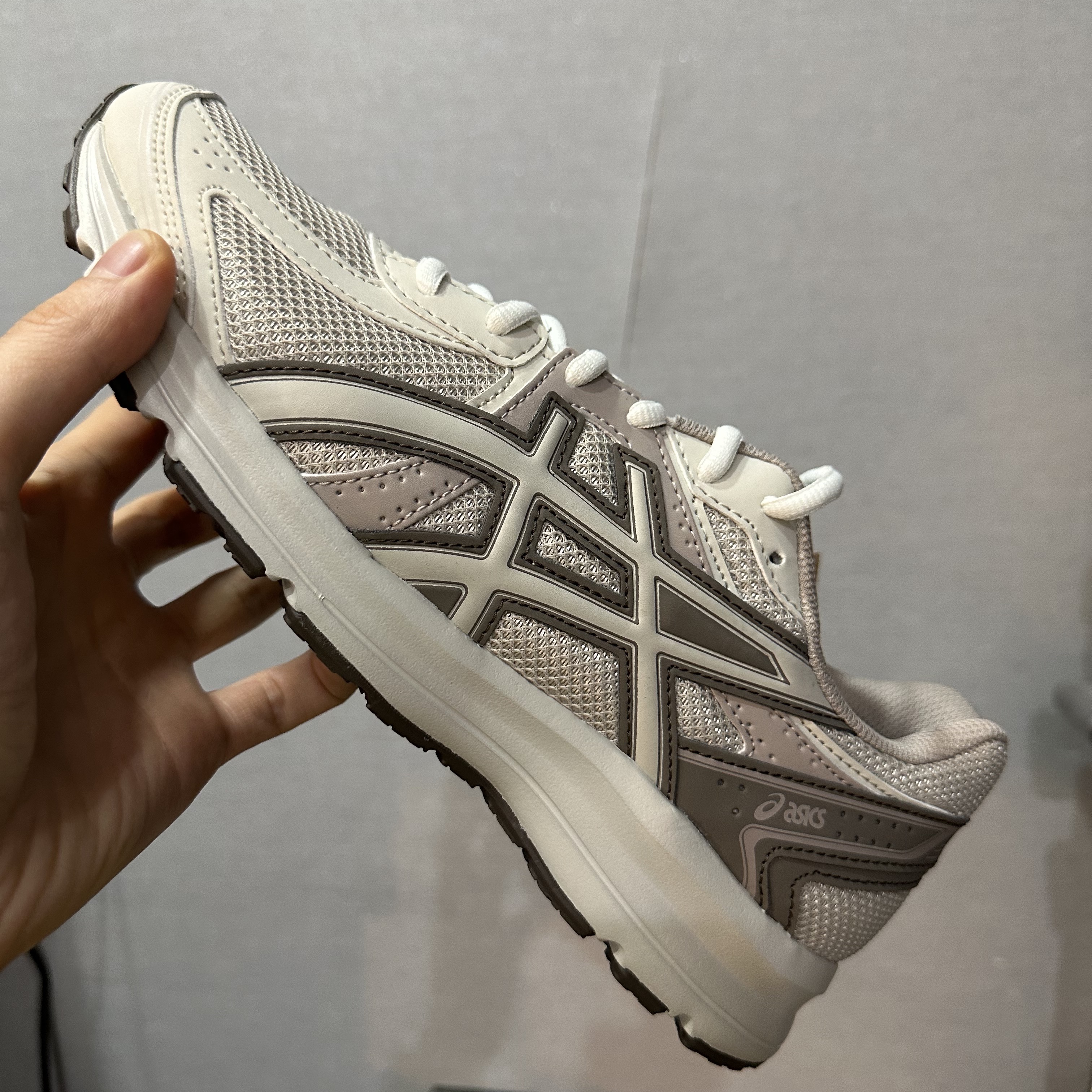 Asics Jog 100 S Birch - 2E Wide 착용 스타일