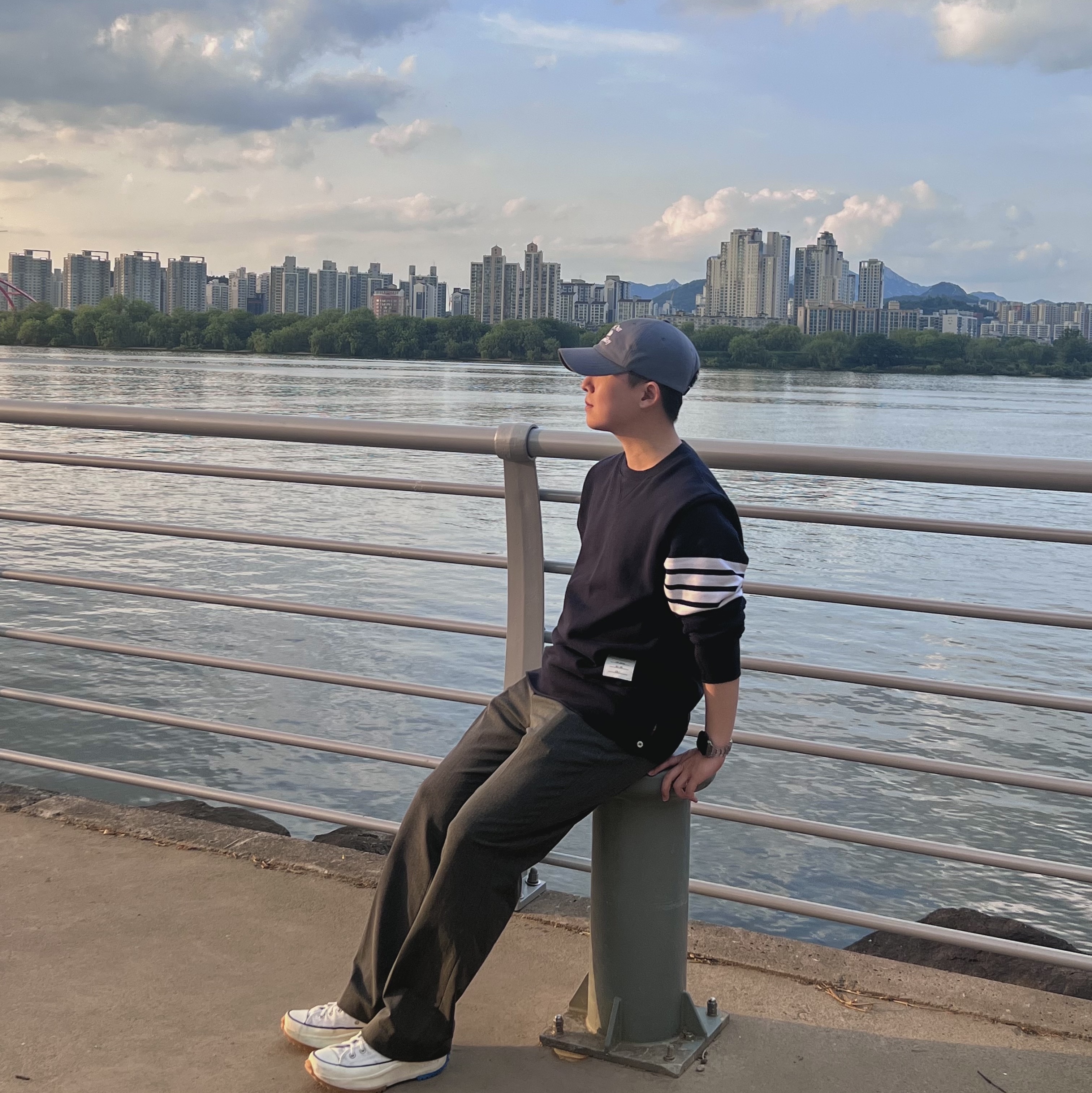 Thom Browne Engineered 4-Bar Sweatshirt Navy, Converse x JW Anderson Run Star Hike Hi White 착용 스타일