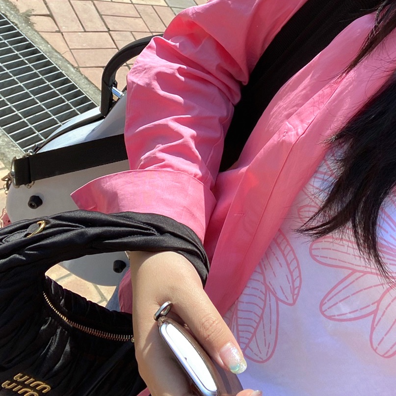 Miu Miu Wander Matelasse Satin Mini Hobo Bag Black 착용 스타일 - 1