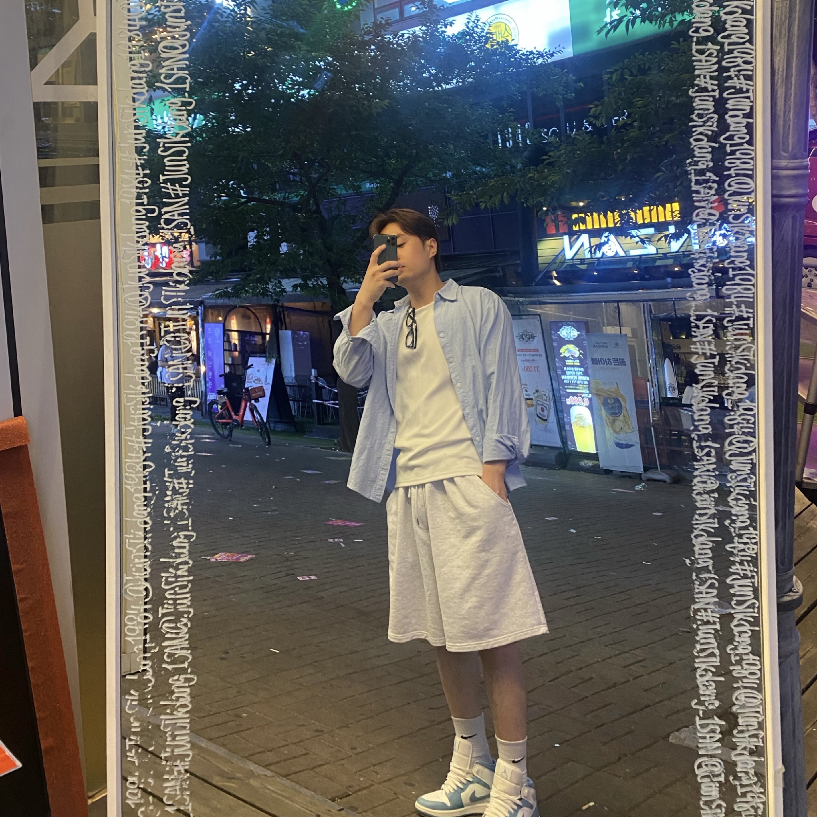 (W) Jordan 1 Mid Sail and Worn Blue 착용 스타일