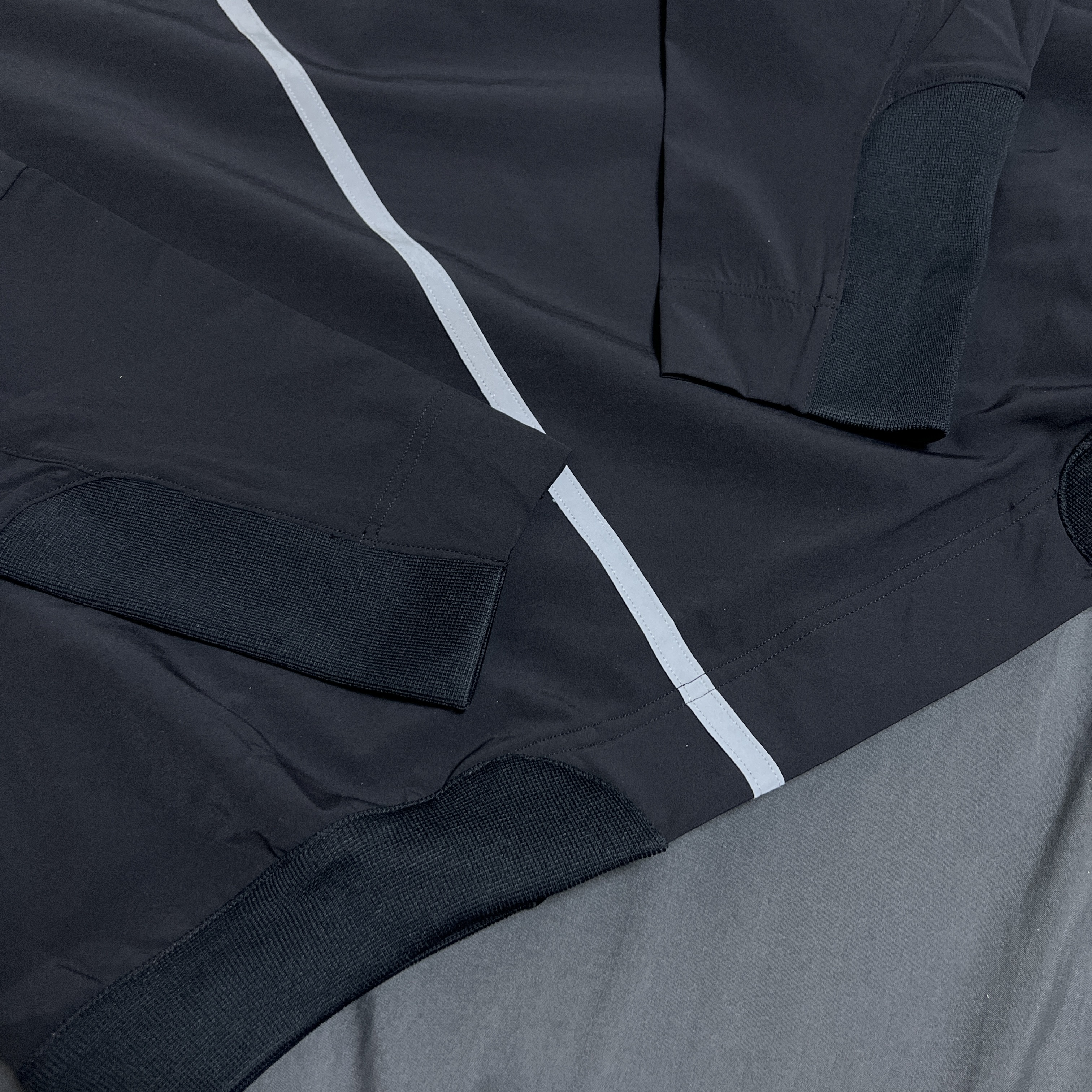 (W) Nike x Drake Nocta NRG LR L/S Crew Black (DV3631-010) 착용 스타일 - 5
