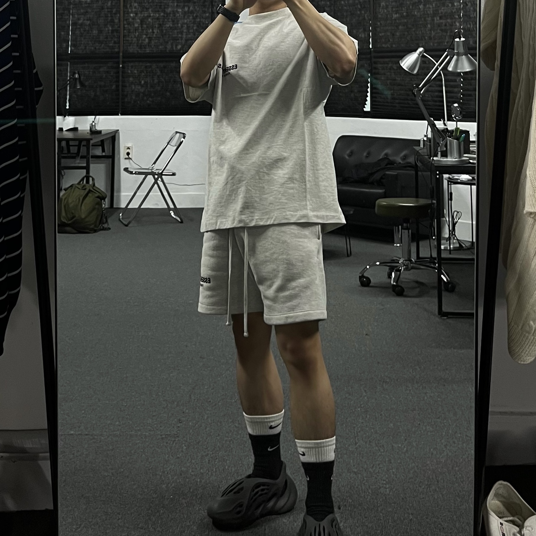 Essentials The Core Collection T-Shirt Light Oatmeal, Essentials The Core Collection Sweatshorts Light Oatmeal 착용 스타일