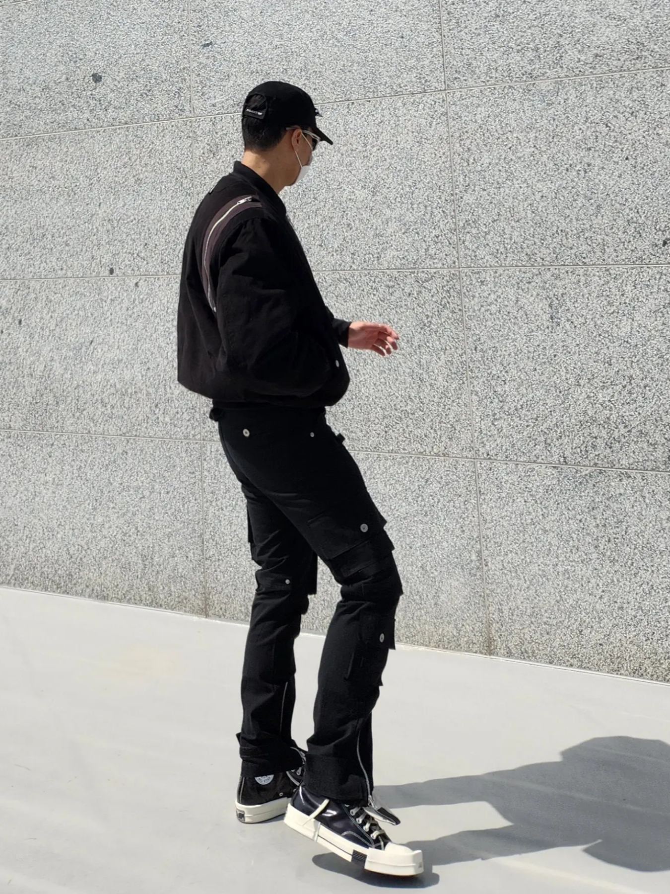 Undermycar Rumlow Back Zip Cotton Garment Bomber Dark Gull - 22FW, Converse x Drkshdw Turbodrk Chuck 70 Hi Black Lacquered Denim 착용 스타일 - 1