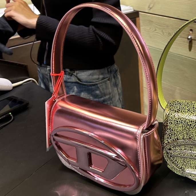 Diesel 1DR Shoulder Bag in Mirrored Leather Pink 착용 스타일 - 2