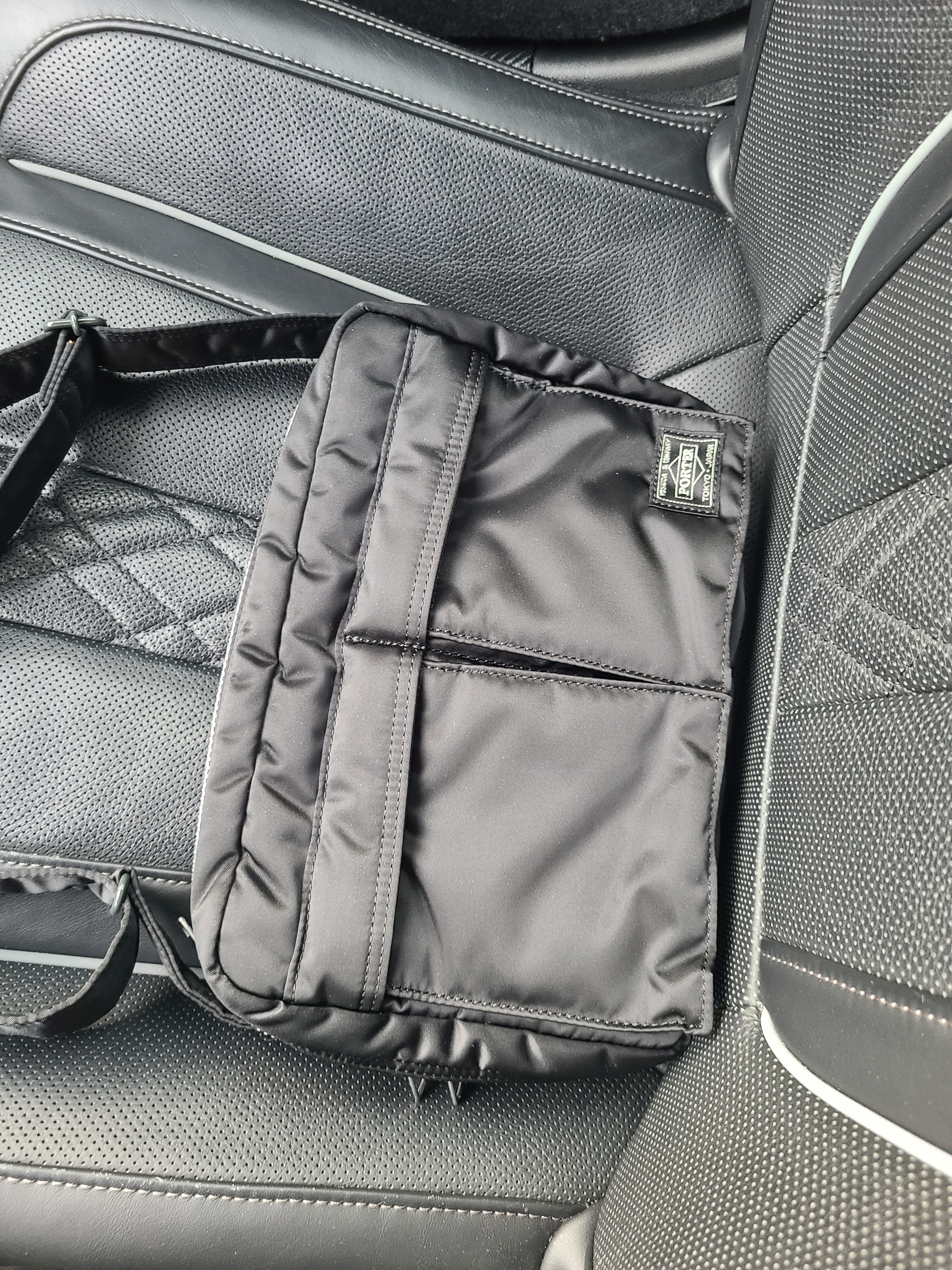 Porter Tanker Shoulder Bag S Black 착용 스타일