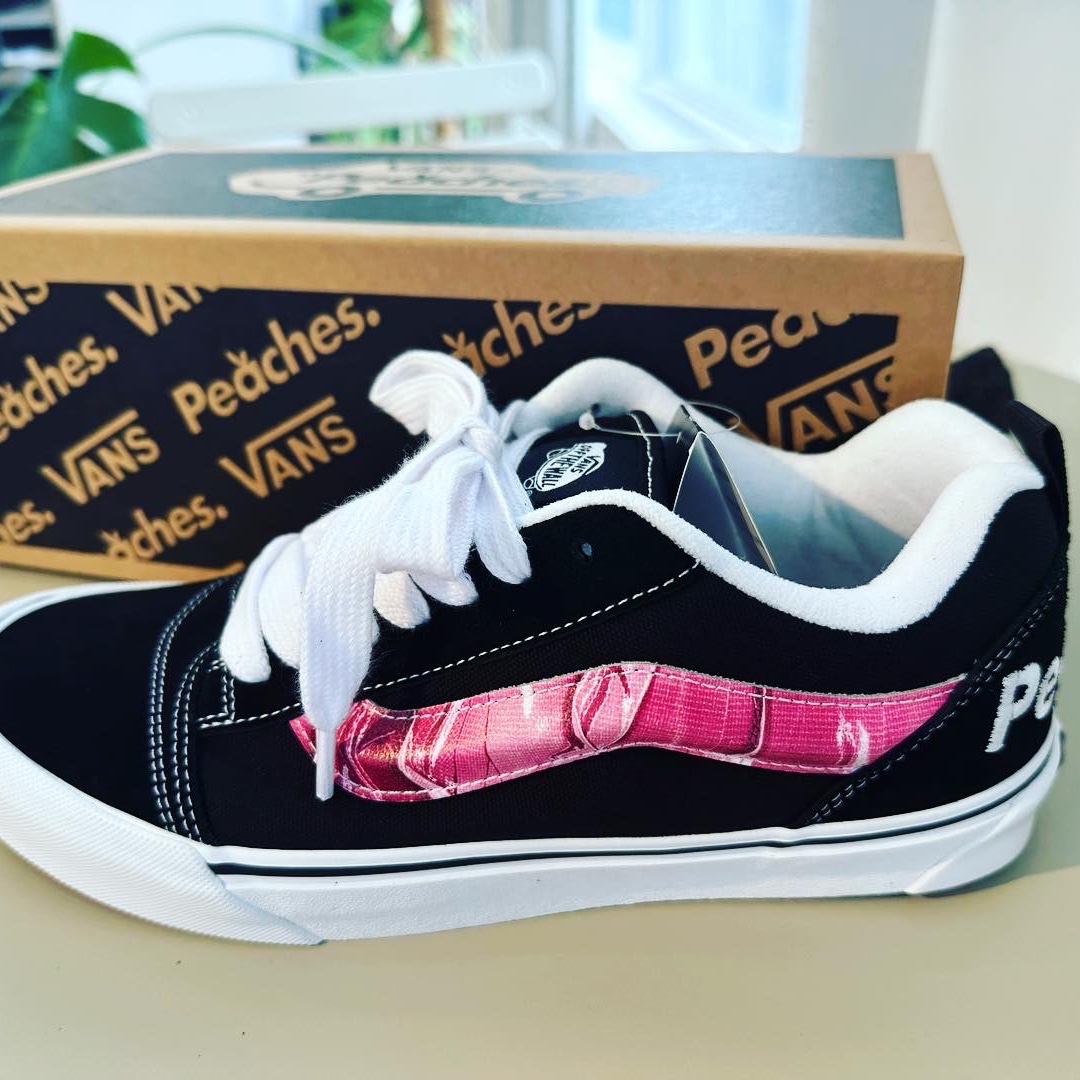 Vans x Peaches. Knu-Skool Black Pink 착용 스타일 - 1