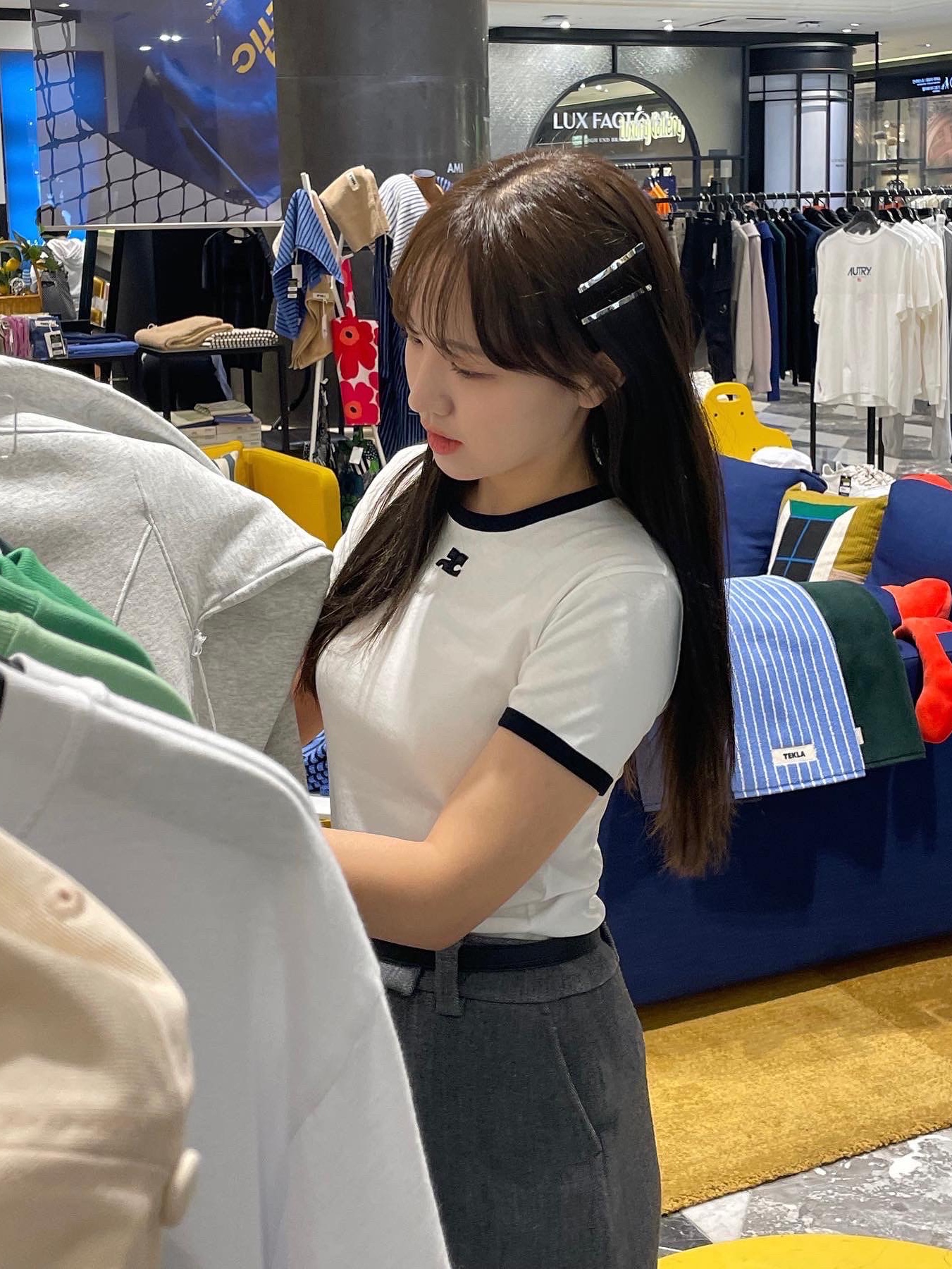 (W) 꾸레쥬 리에디션 범피 콘트라스트 티셔츠 헤리티지 화이트 블랙 착용 스타일 - 2