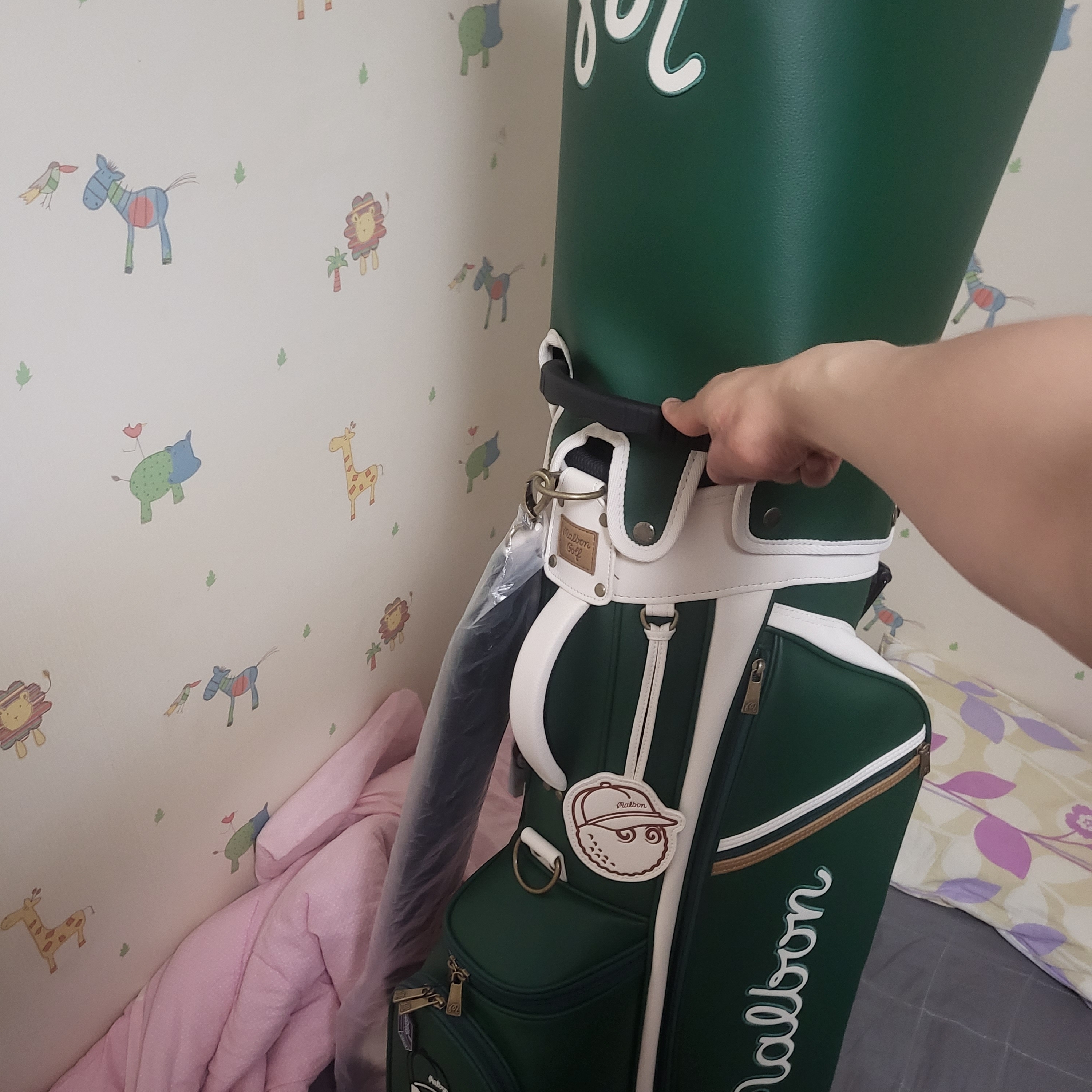 Malbon Golf M Bucket Classic Stand Bag Green 착용 스타일