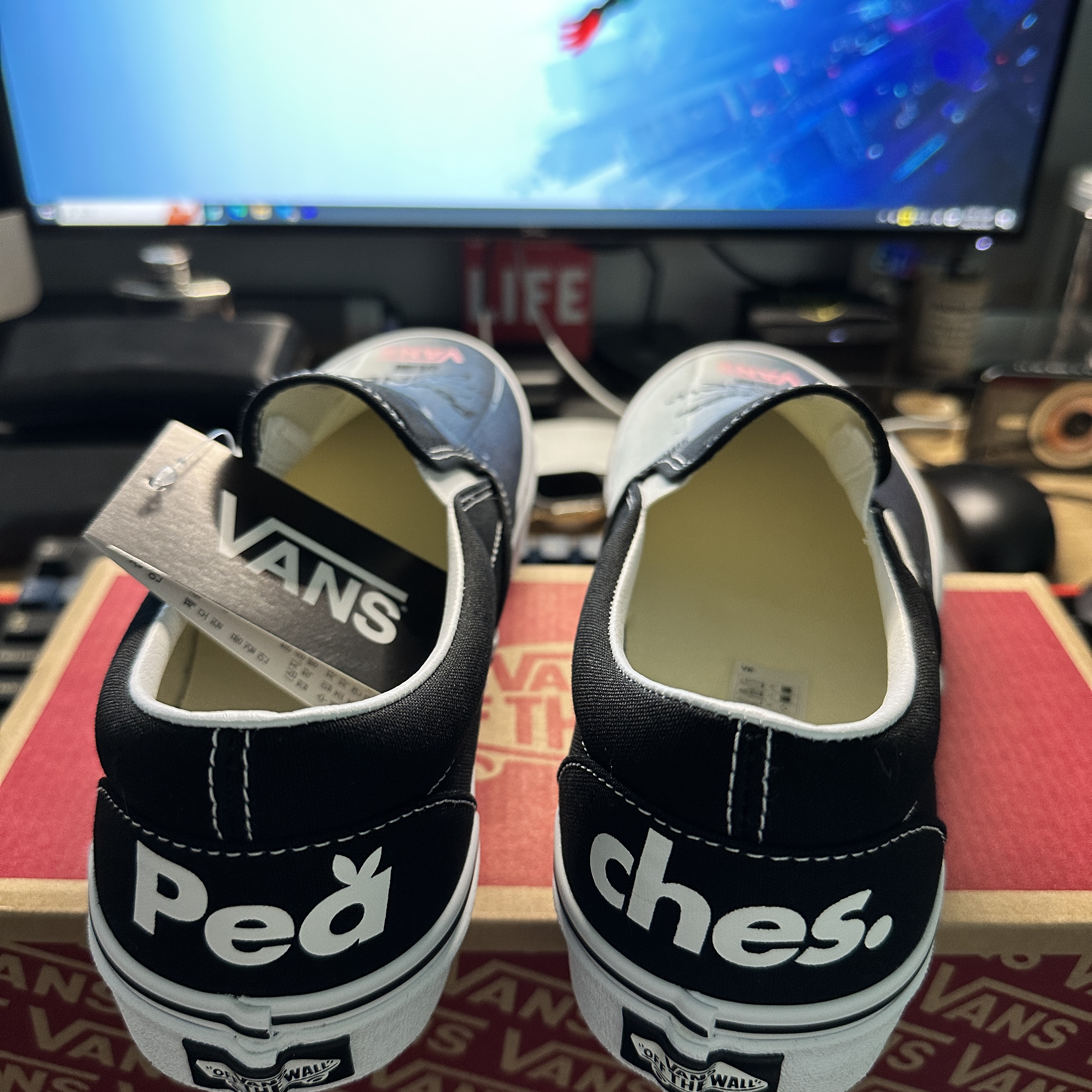 Vans x Peaches. Classic Slip-On Black True White 착용 스타일 - 2