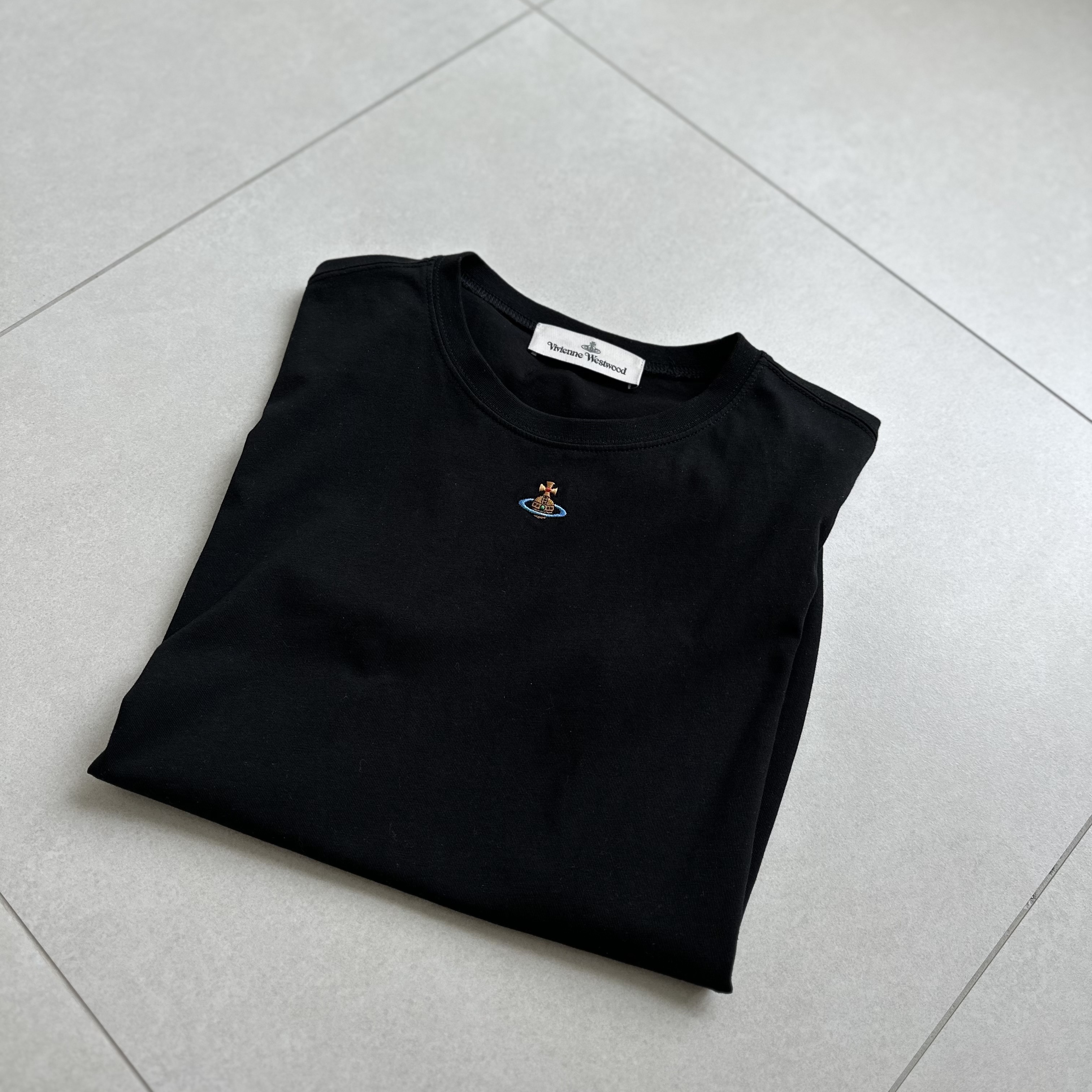 (W) Vivienne Westwood Orb Peru T-Shirt Black - 23SS 착용 스타일 - 1