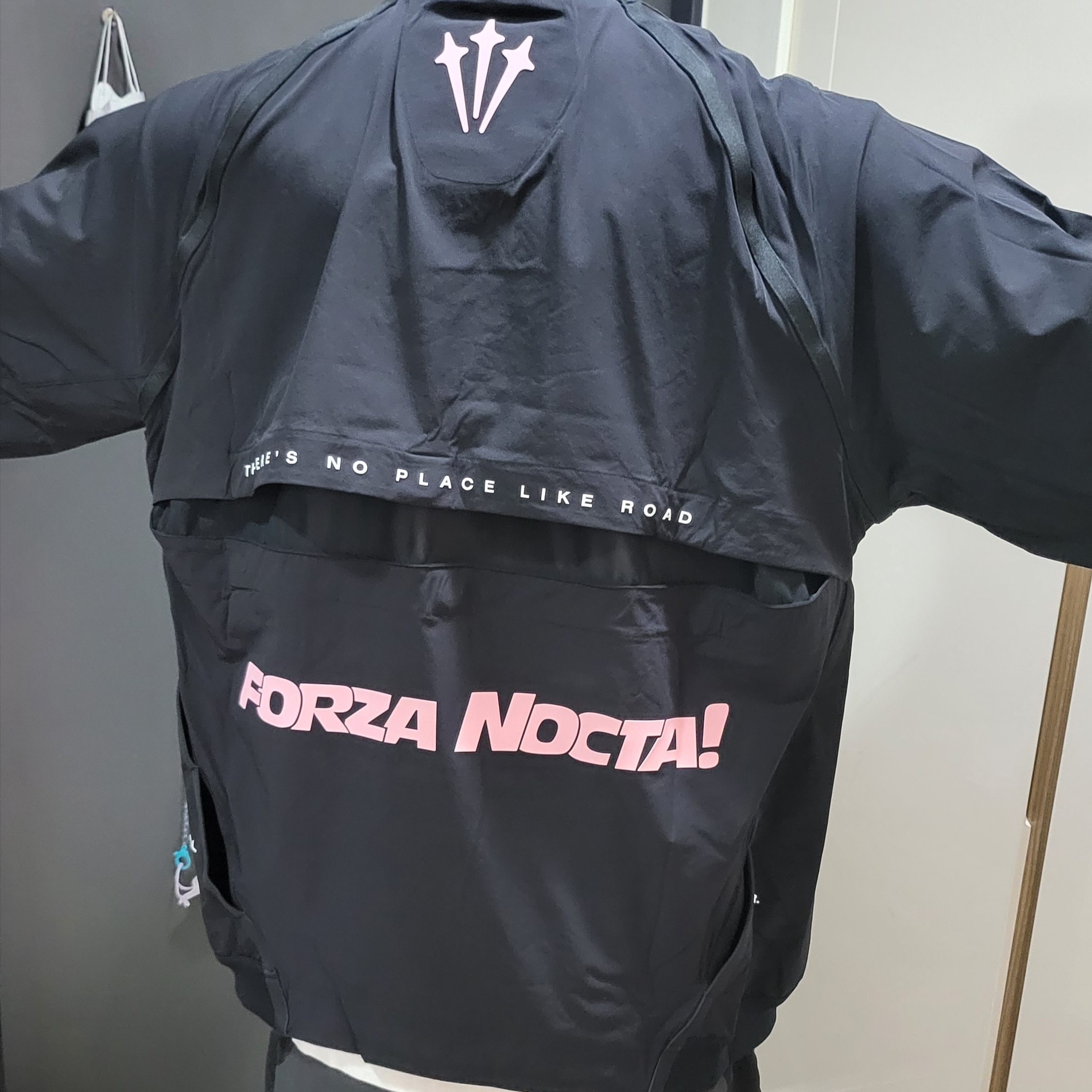 (W) Nike x Drake Nocta NRG LR L/S Crew Black (DV3631-010) 착용 스타일 - 3