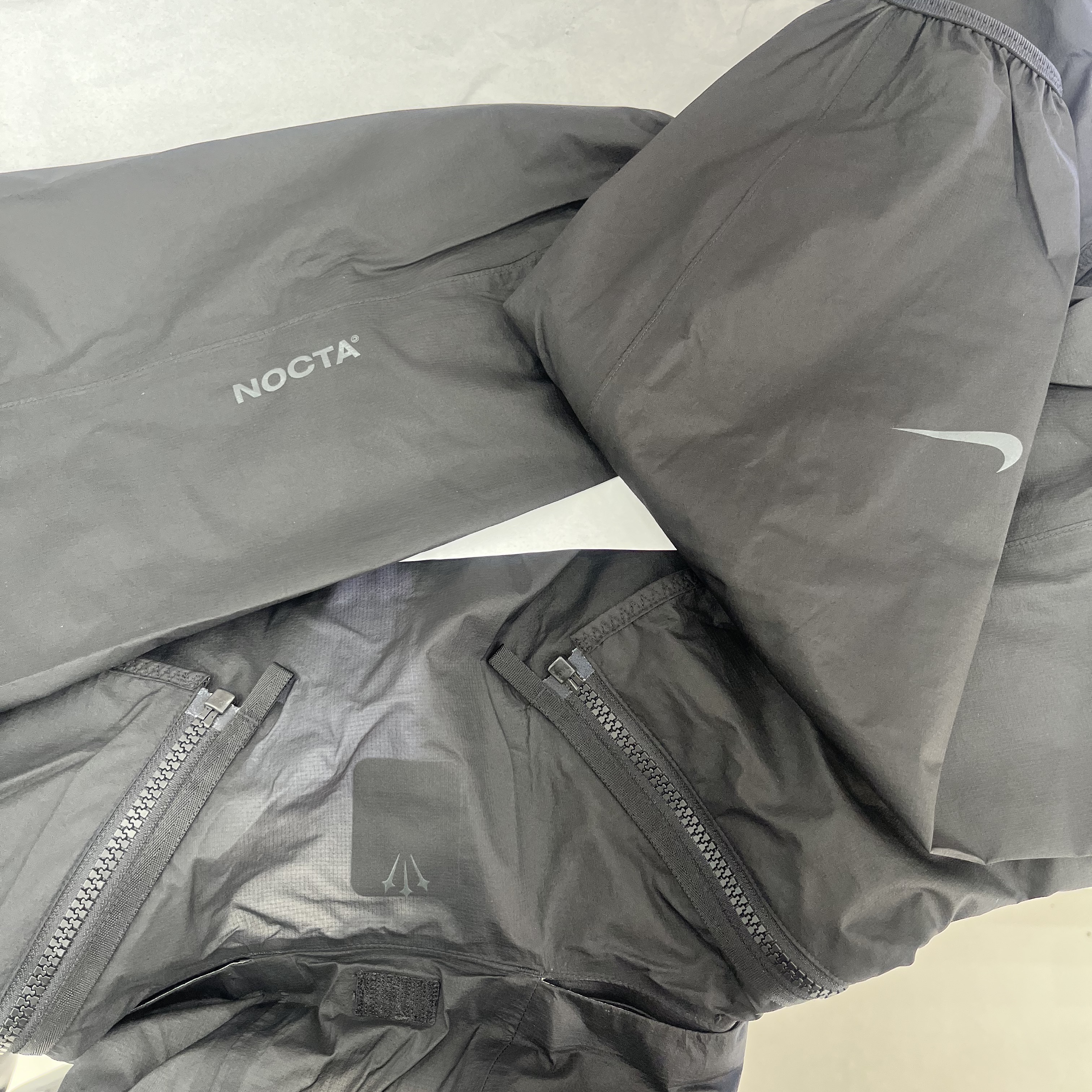 Nike x Drake Nocta NRG LR Track Jacket Black (DR2618-010) 착용 스타일 - 4