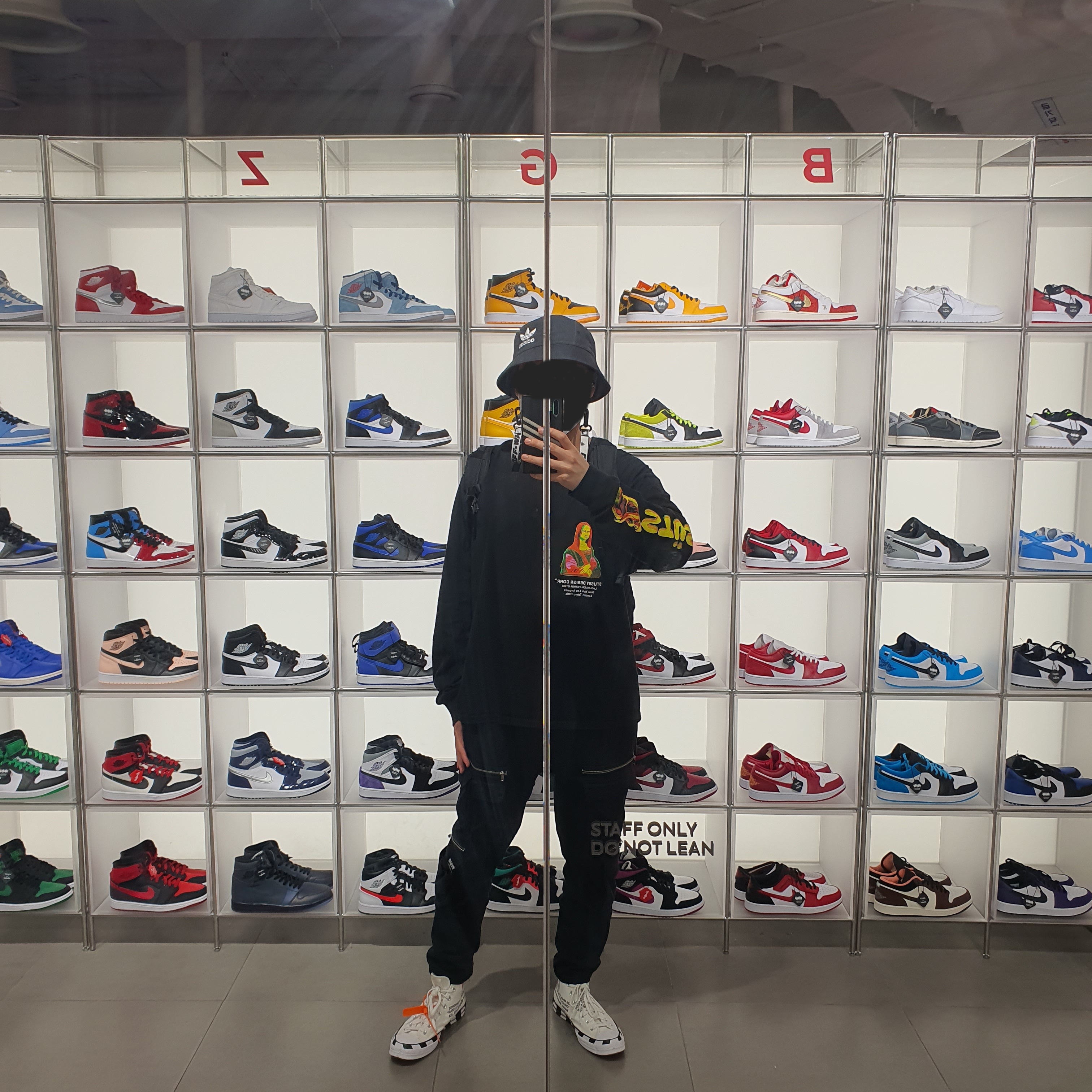 Converse x Off-White Chuck 70 High V2 2021, Stussy Gallery LS T-Shirt Black 착용 스타일