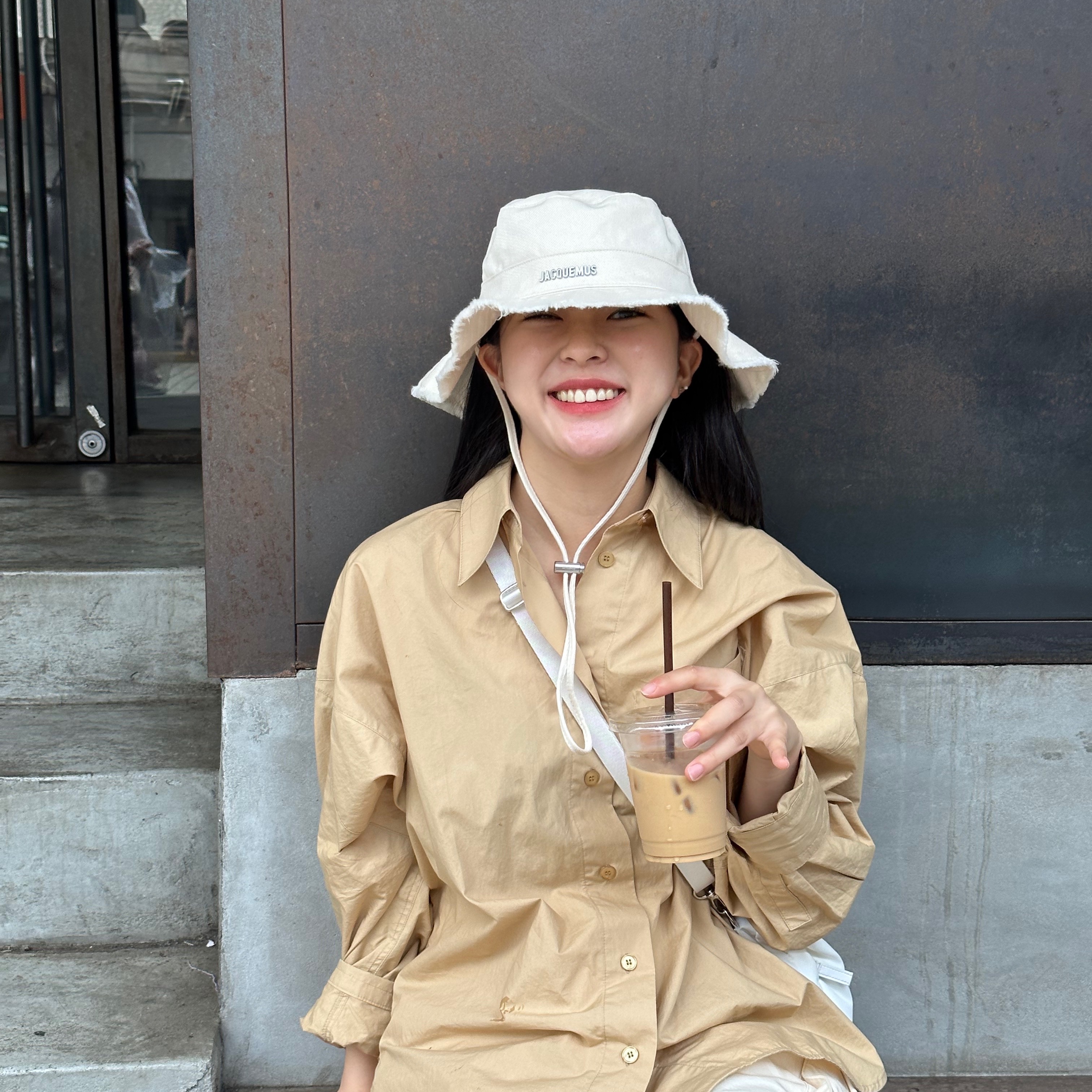 Jacquemus Le Bob Artichaut Bucket Hat Off White 착용 스타일