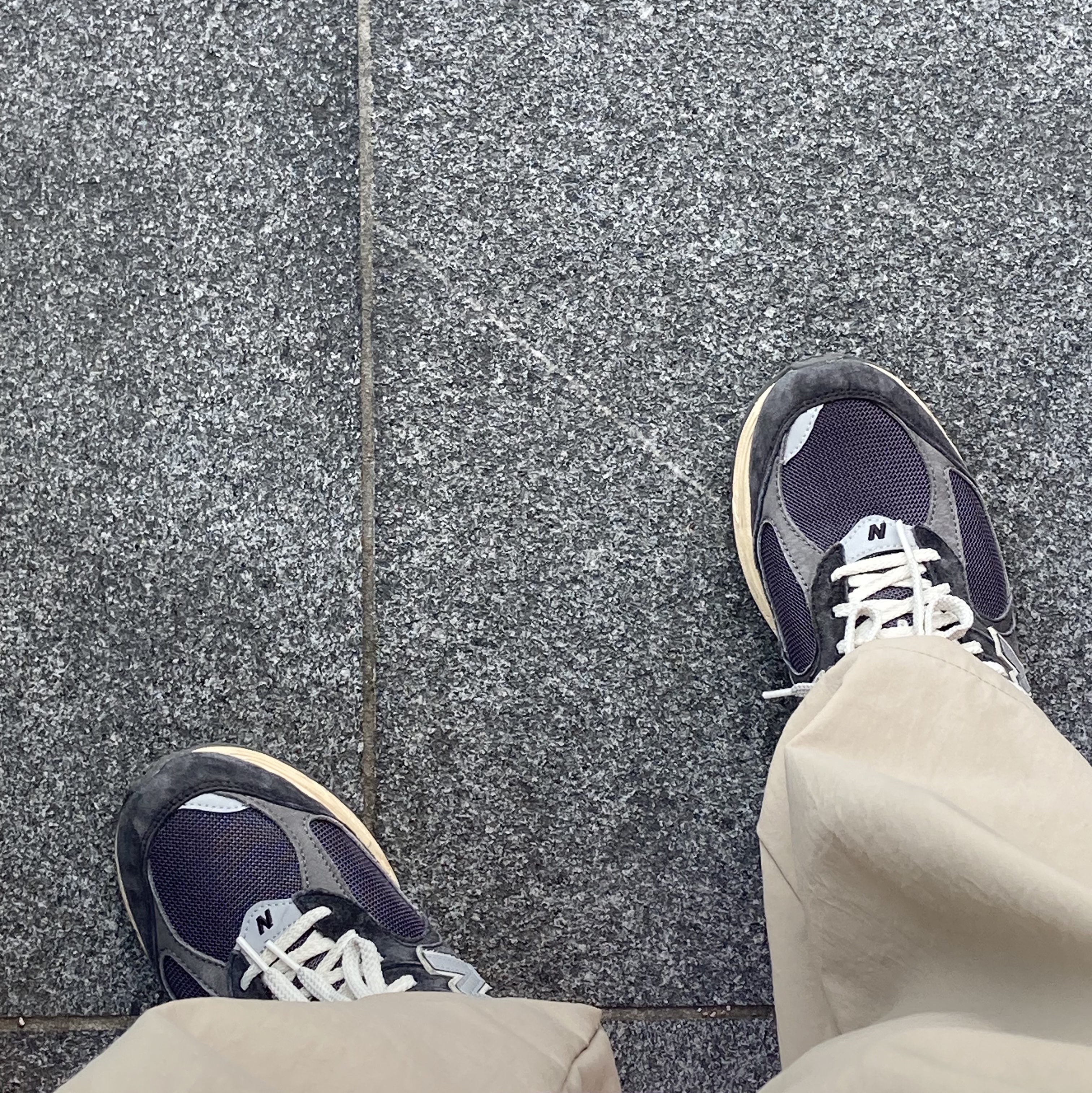 New Balance 2002R Special Vintage Black Grey 착용 스타일