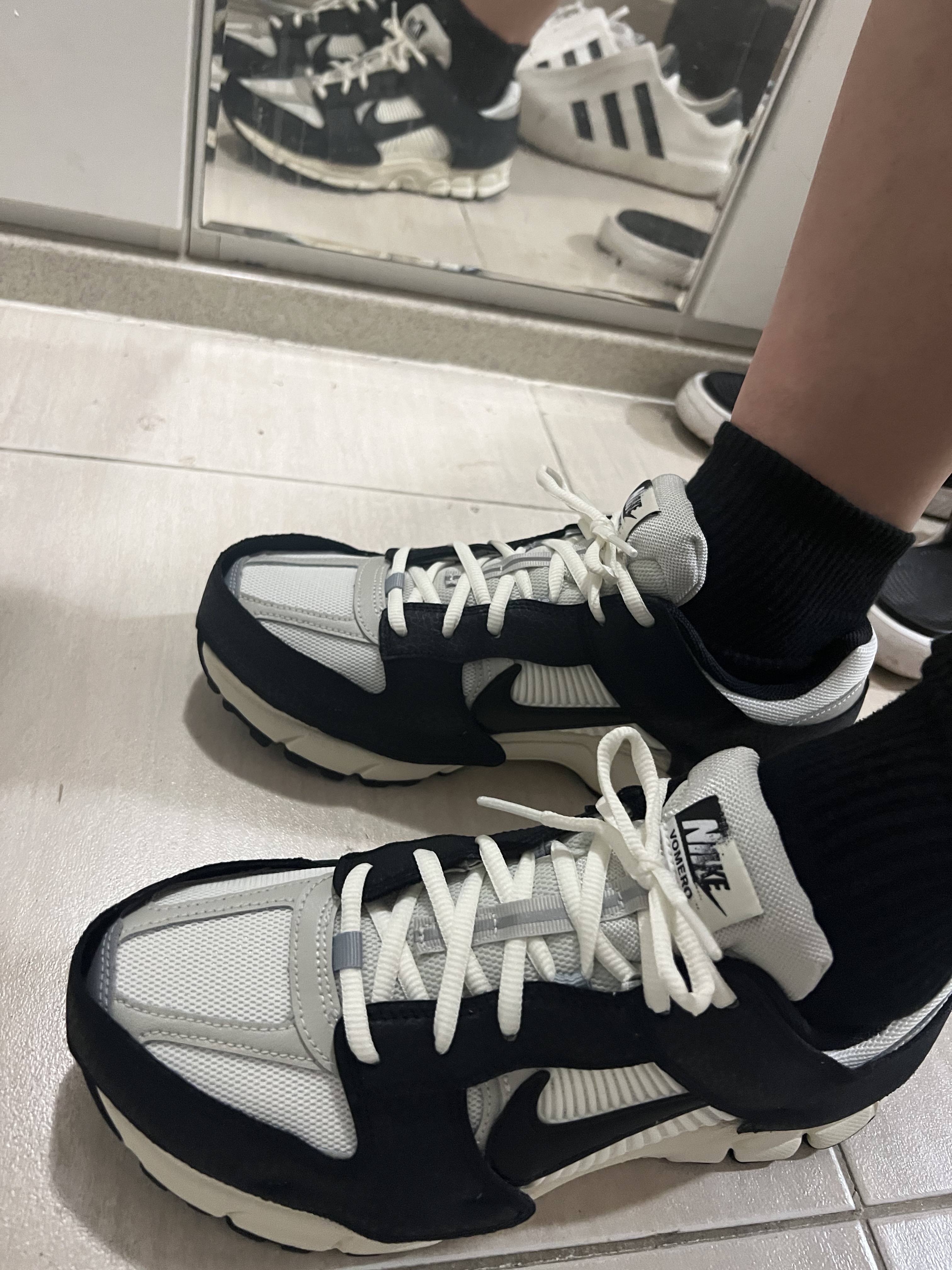 (W) Nike Zoom Vomero 5 Wolf Grey and Black 착용 스타일