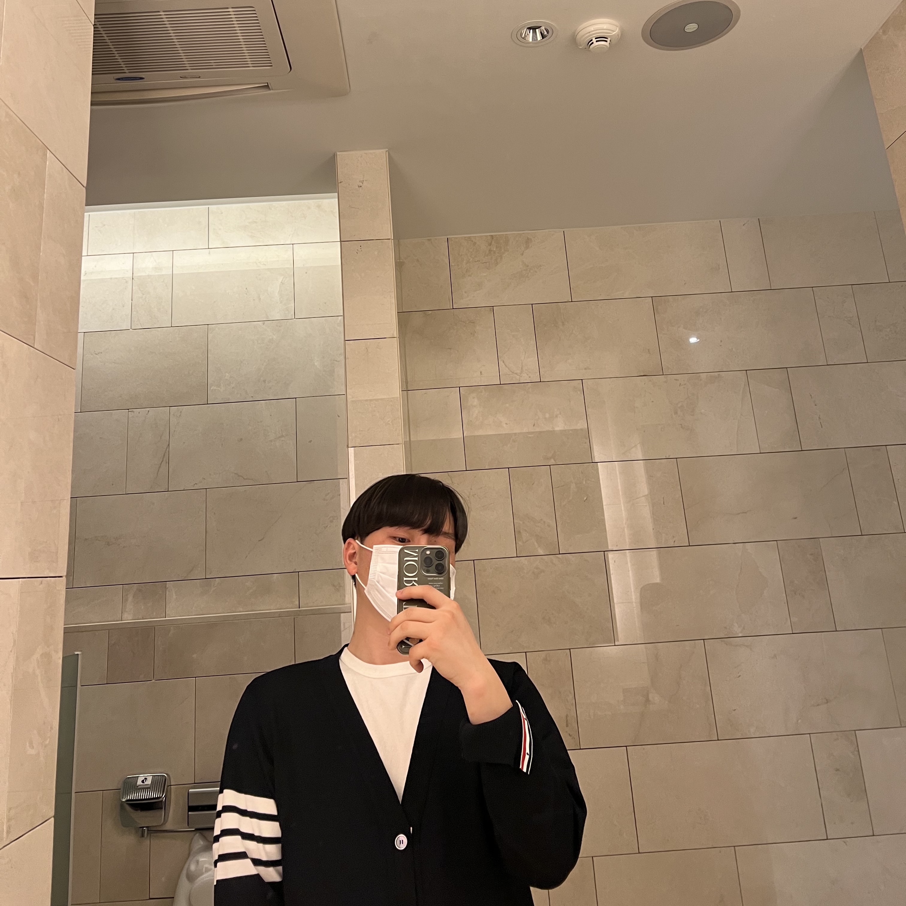 Thom Browne Sustainable Fine Merino Wool 4-Bar Classic Cardigan Navy 착용 스타일
