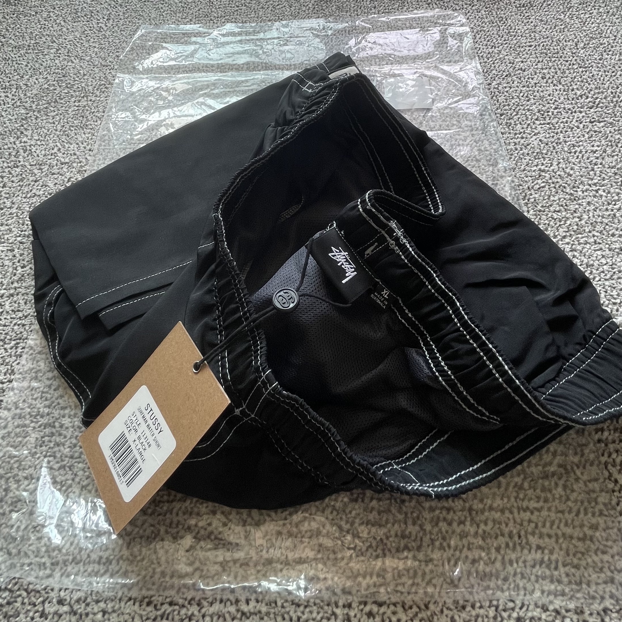 Stussy Surfman Water Shorts Black 착용 스타일 - 2