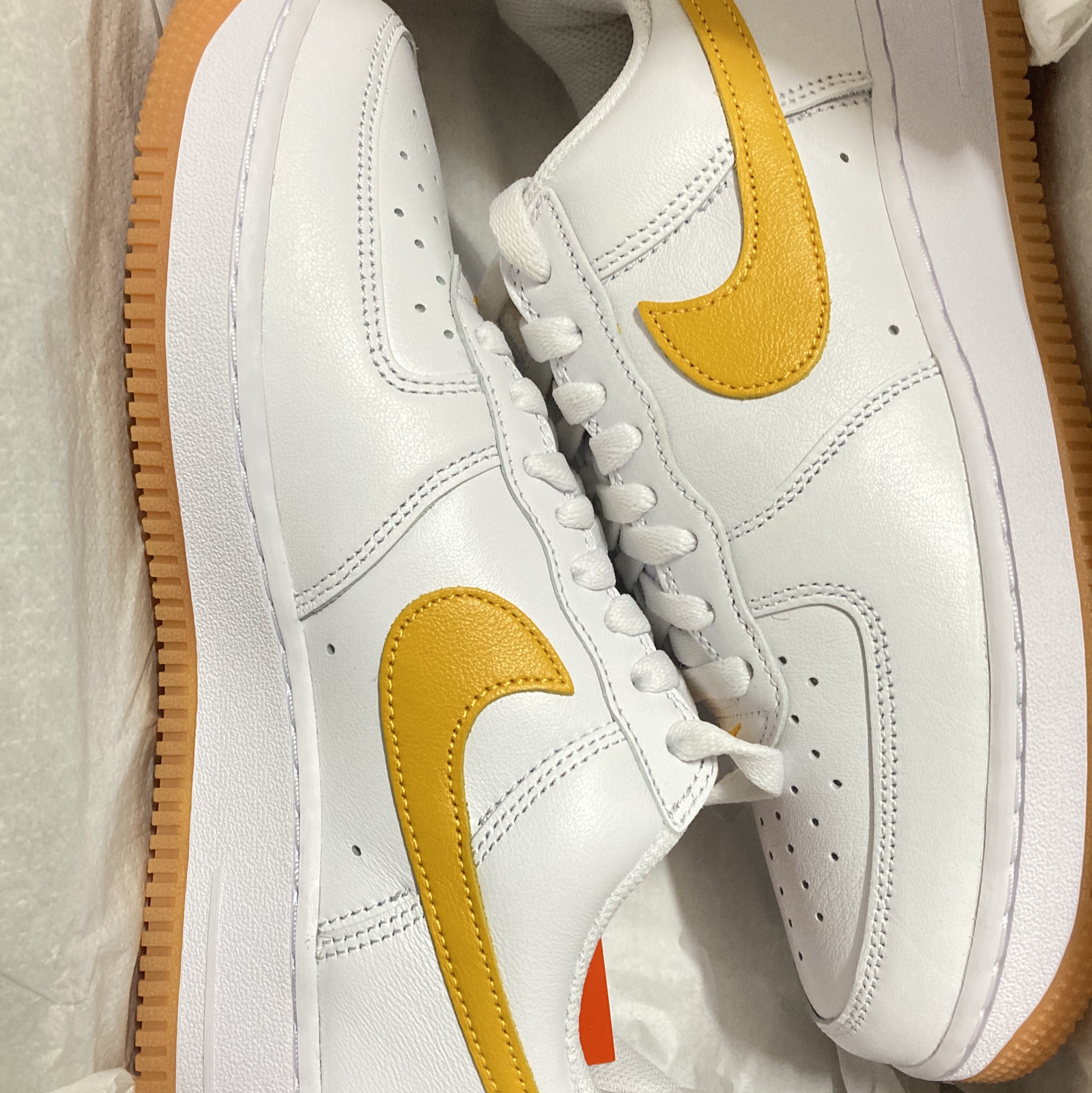Nike Air Force 1 Low Retro QS University Gold 착용 스타일