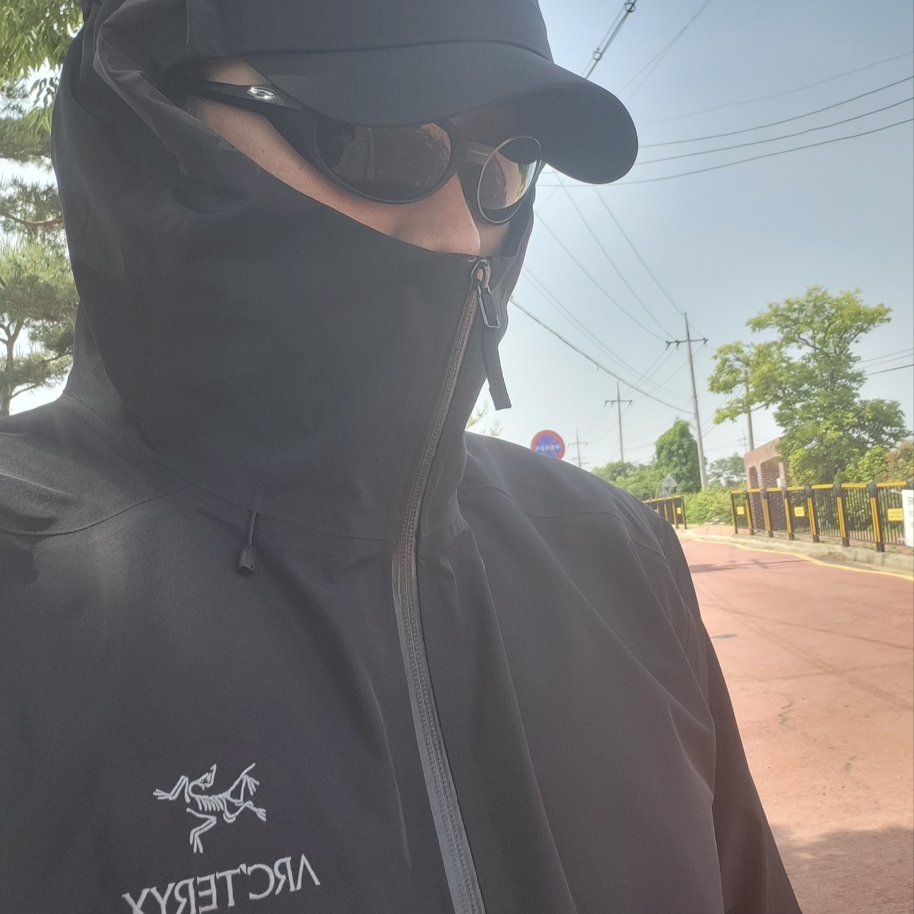 Oakley Eye Jacket Redux Matte Black Frame Prizm Grey Lenses High Bridge Fit, Arc'teryx Calvus Cap Black 착용 스타일