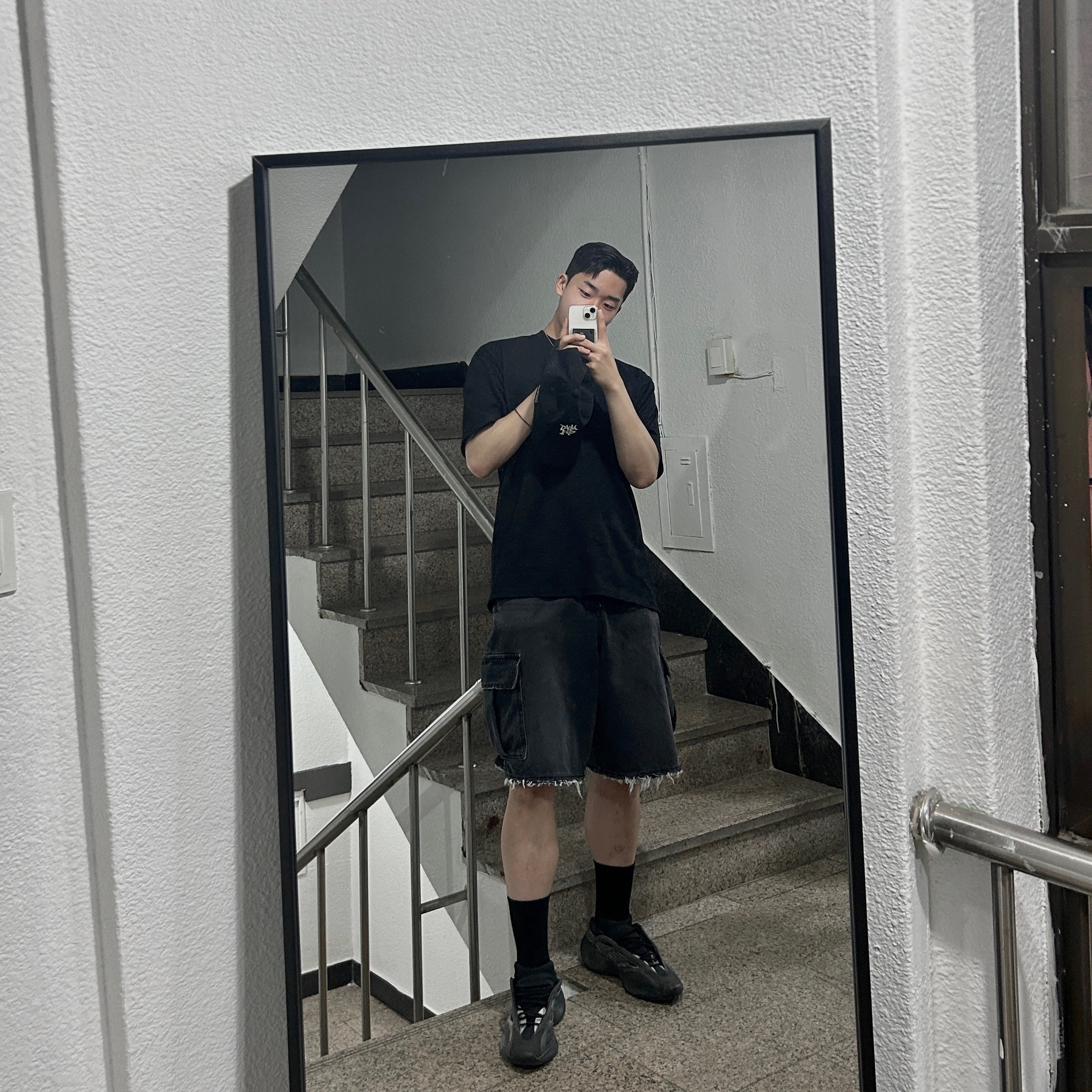 Adidas Yeezy 700 V3 Alvah 착용 스타일
