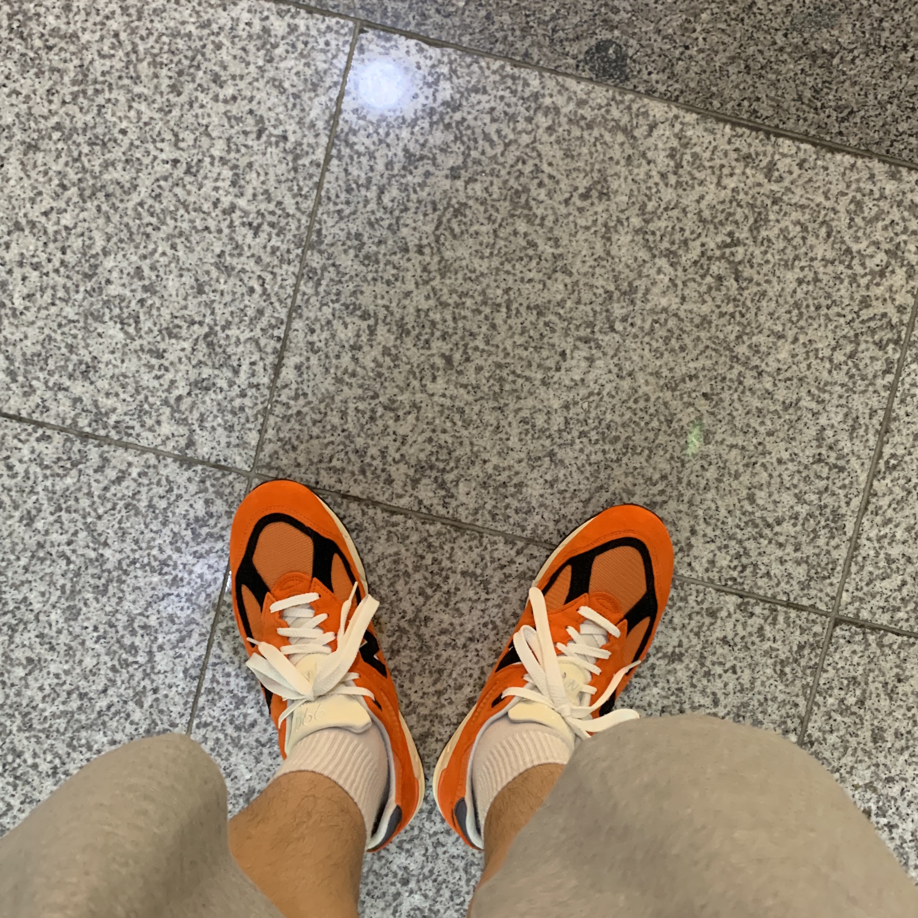 New Balance 990v2 Made in USA Marigold Black 착용 스타일