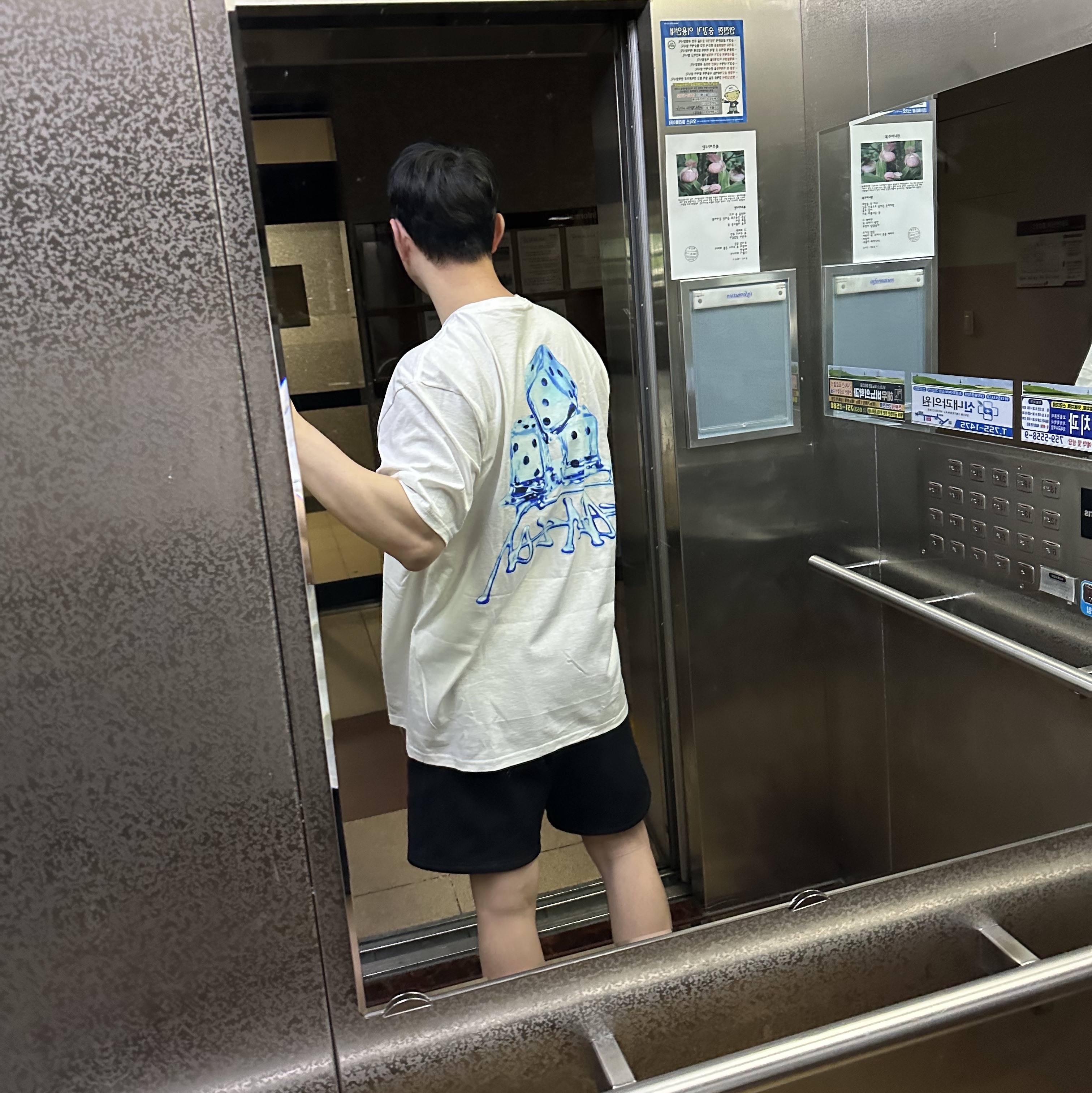 Stussy Melted T-Shirt White, Jordan 1 Retro High OG University Blue 착용 스타일 - 2