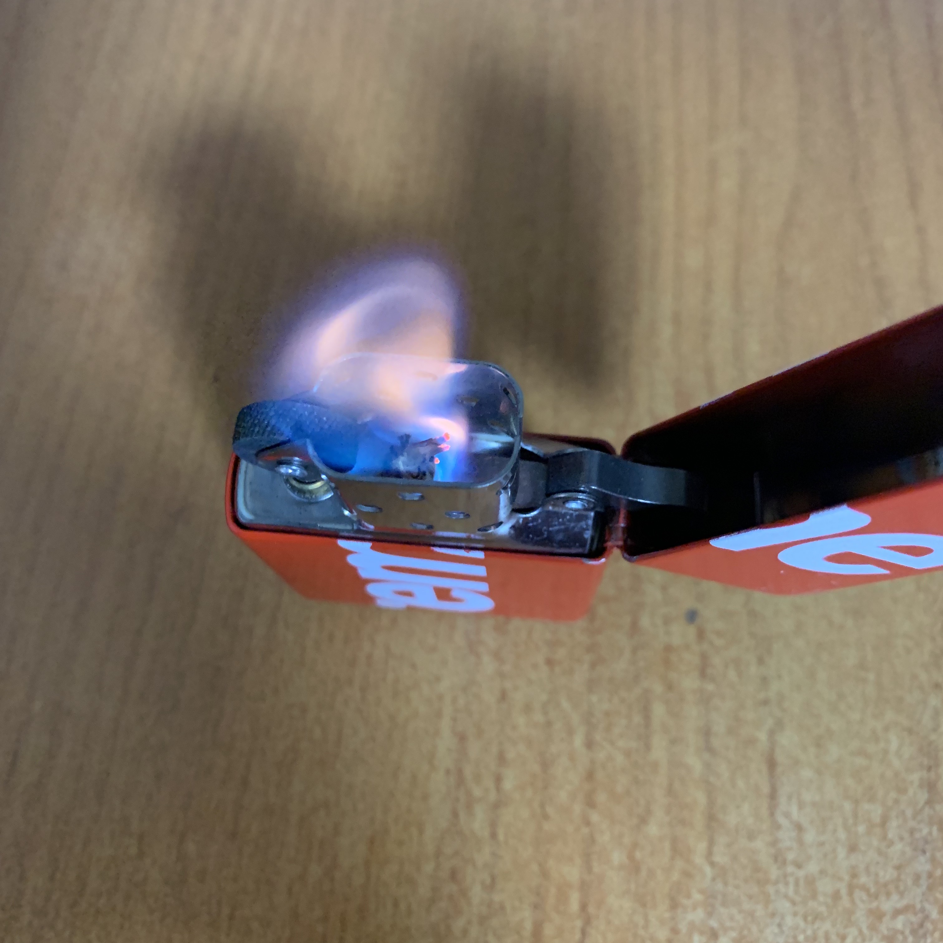 Supreme Logo Zippo Red 착용 스타일