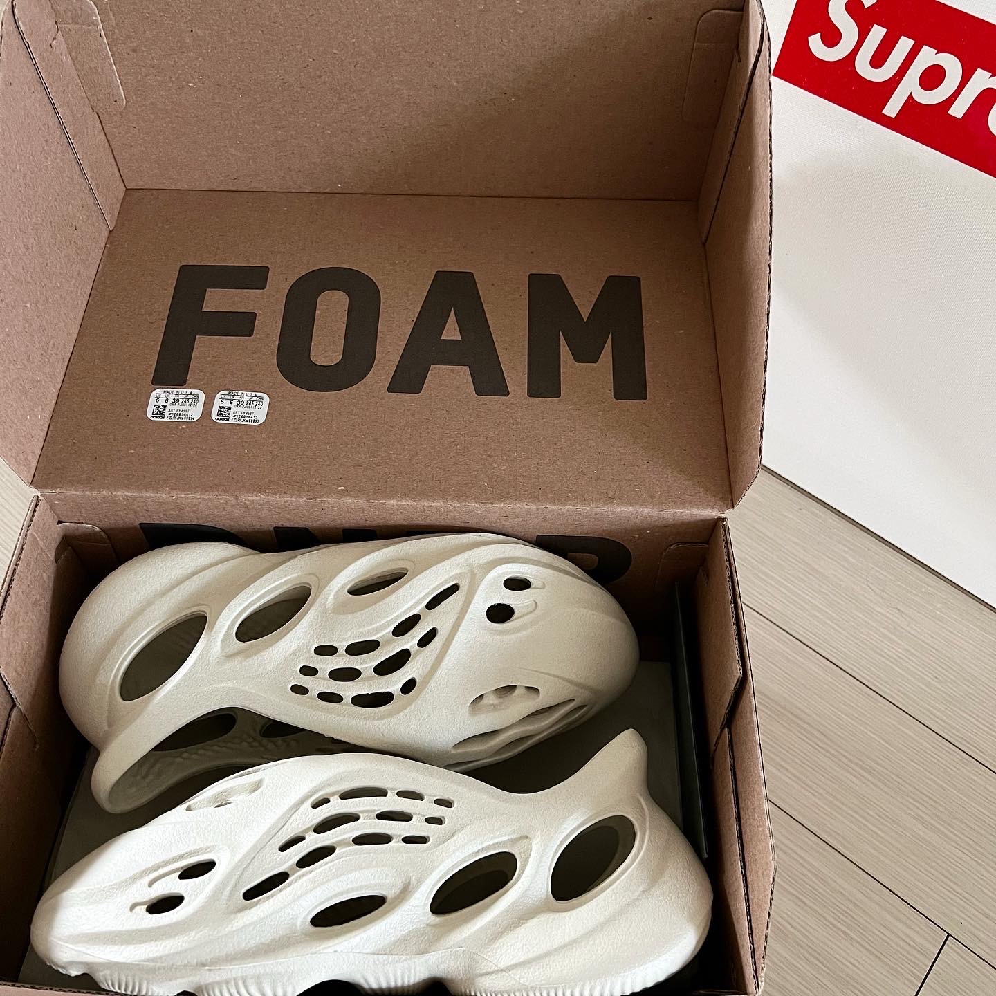 Adidas Yeezy Foam RNNR Sand 착용 스타일 - 2