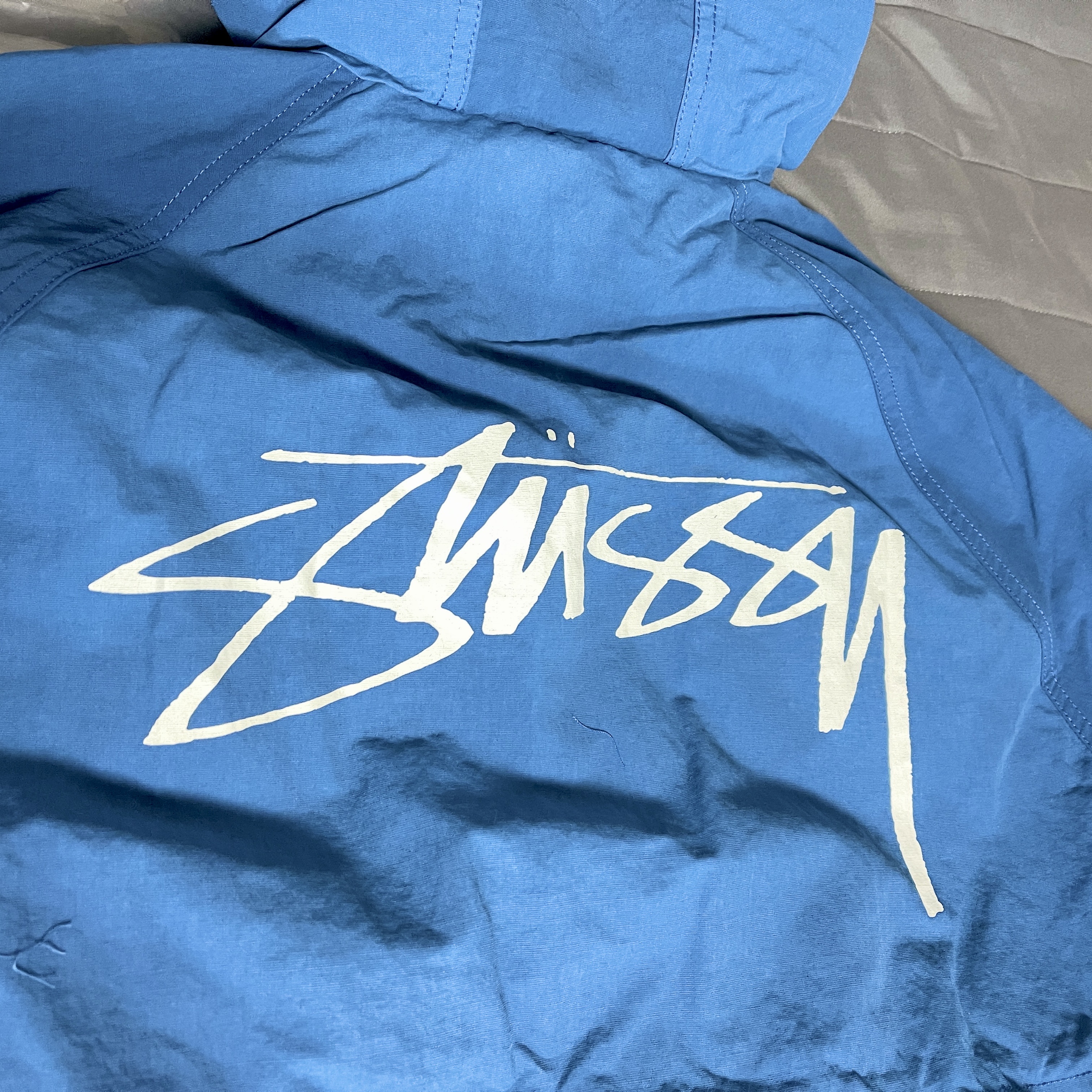 Stussy Wave Dye Beach Shell Jacket Cobalt 착용 스타일