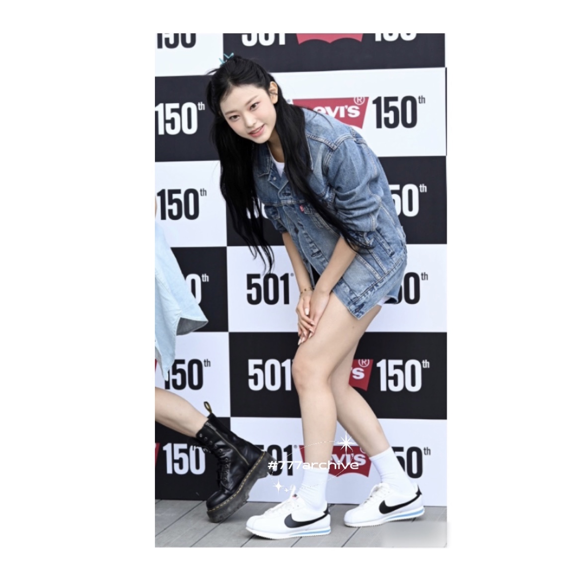 나이키 코르테즈 화이트 앤 블랙 착용 스타일 - 3