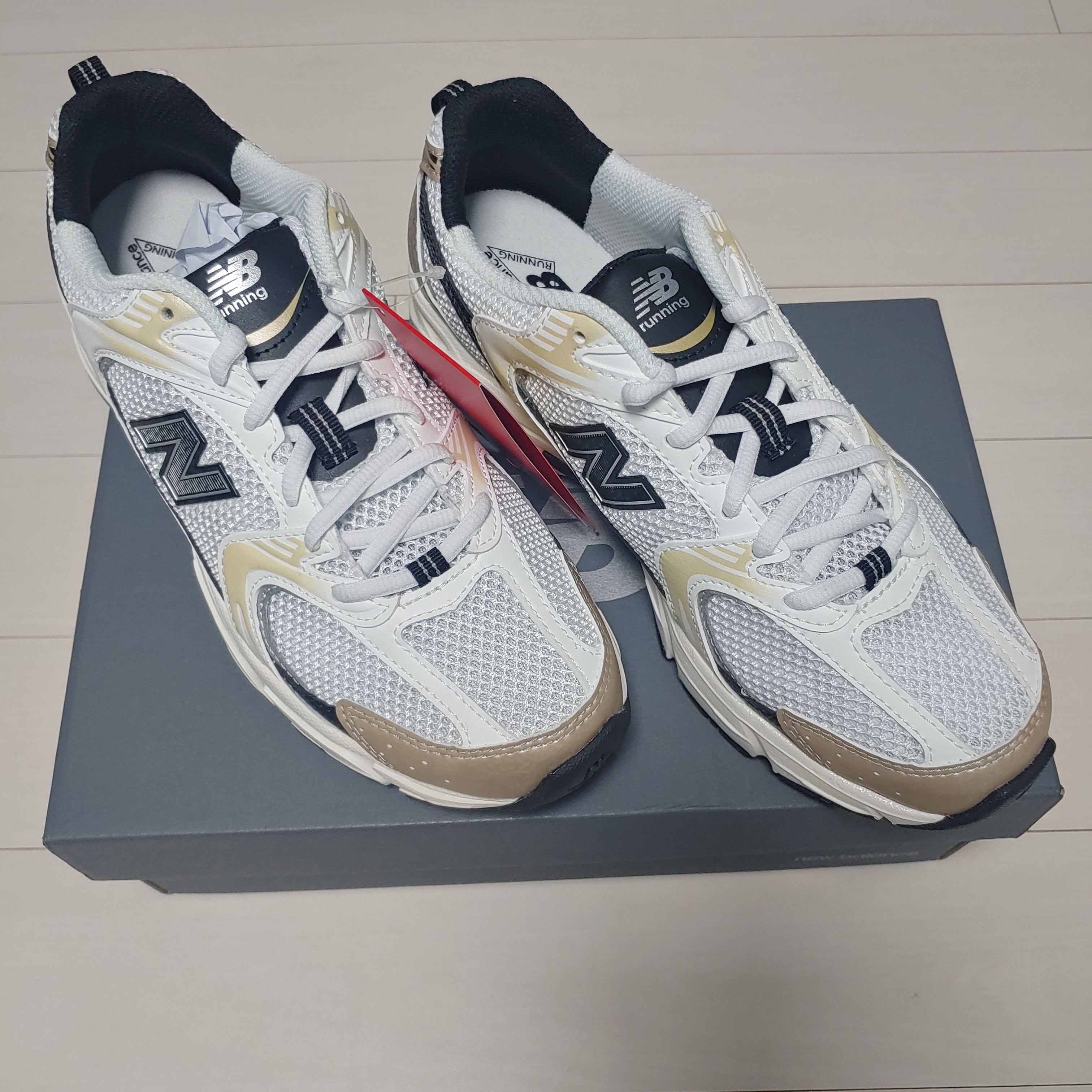New Balance 530 White Gold 착용 스타일