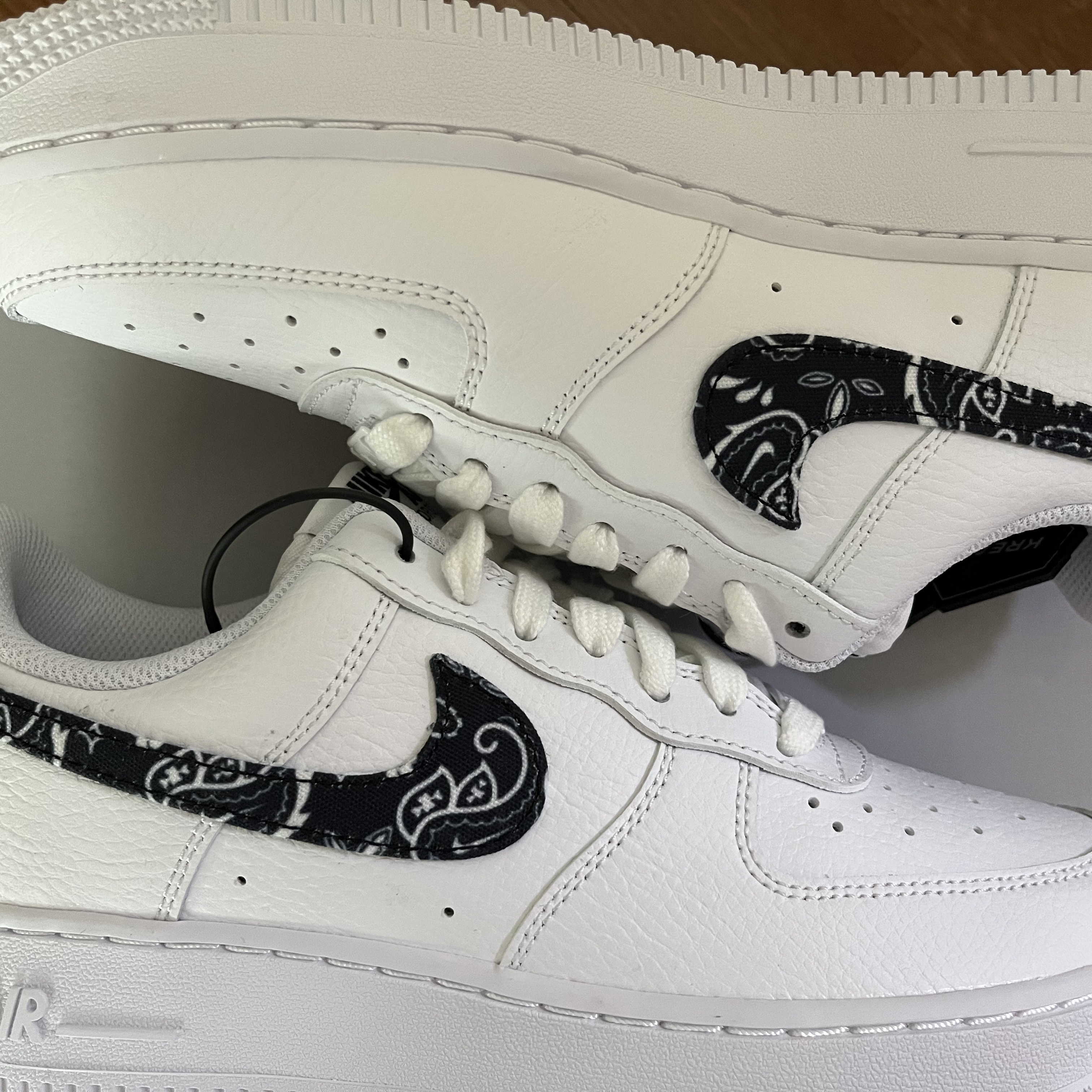 (W) Nike Air Force 1 '07 Essential Paisley Swoosh White Black 착용 스타일 - 2