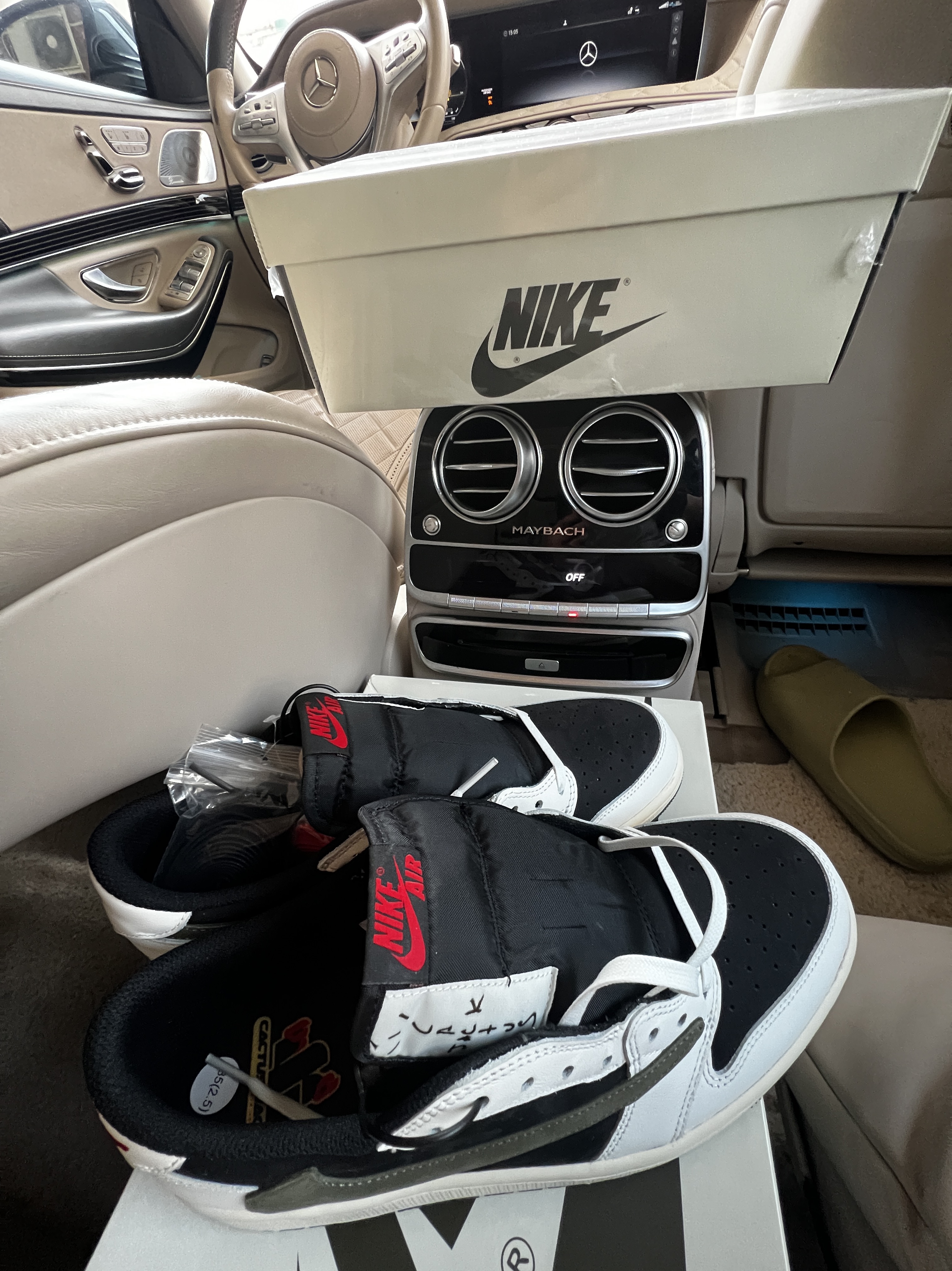 (W) Jordan 1 x Travis Scott Retro Low OG SP Medium Olive 착용 스타일