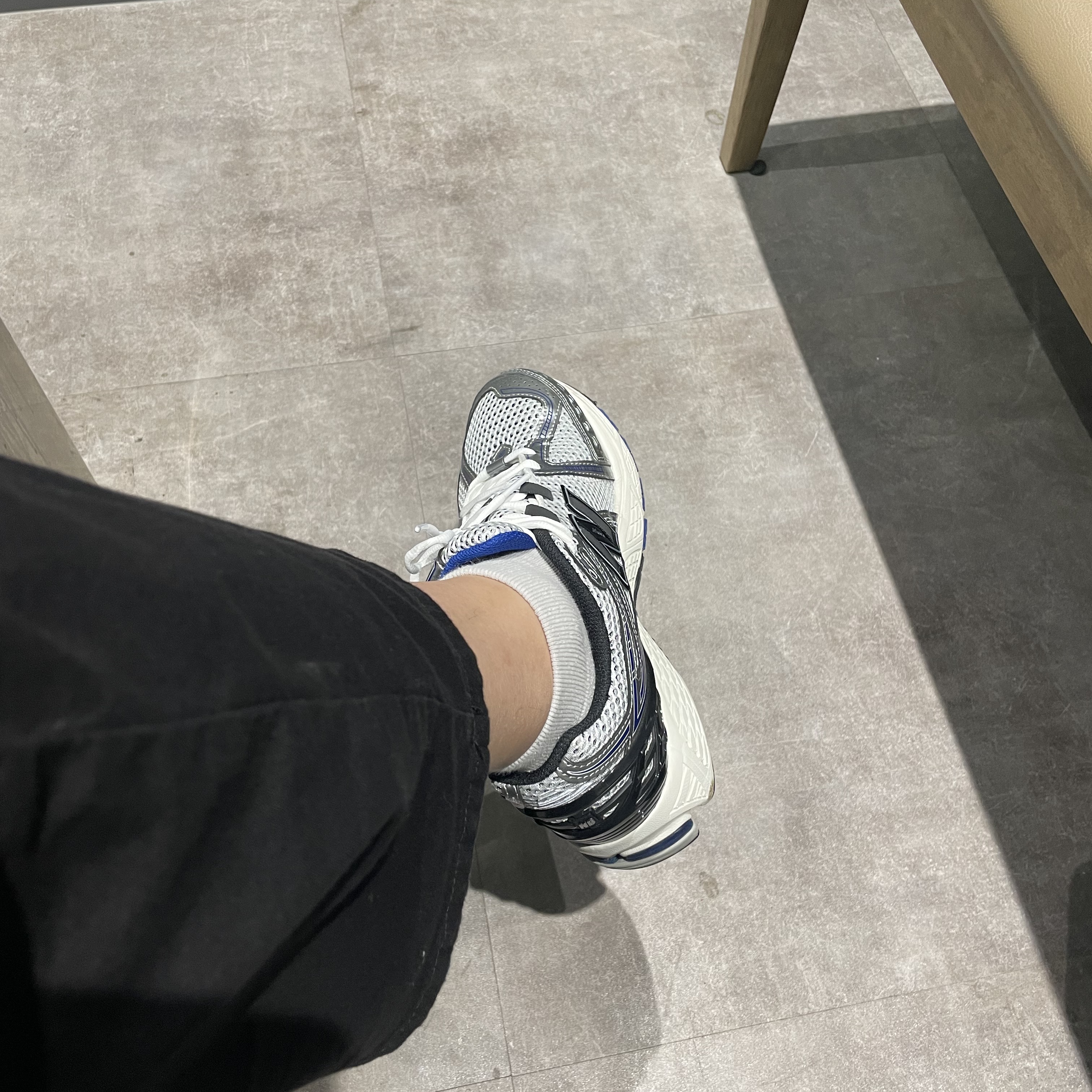 New Balance 1906R Silver Metallic 착용 스타일