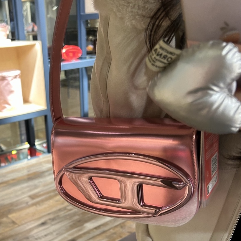 Diesel 1DR Shoulder Bag in Mirrored Leather Pink 착용 스타일 - 1