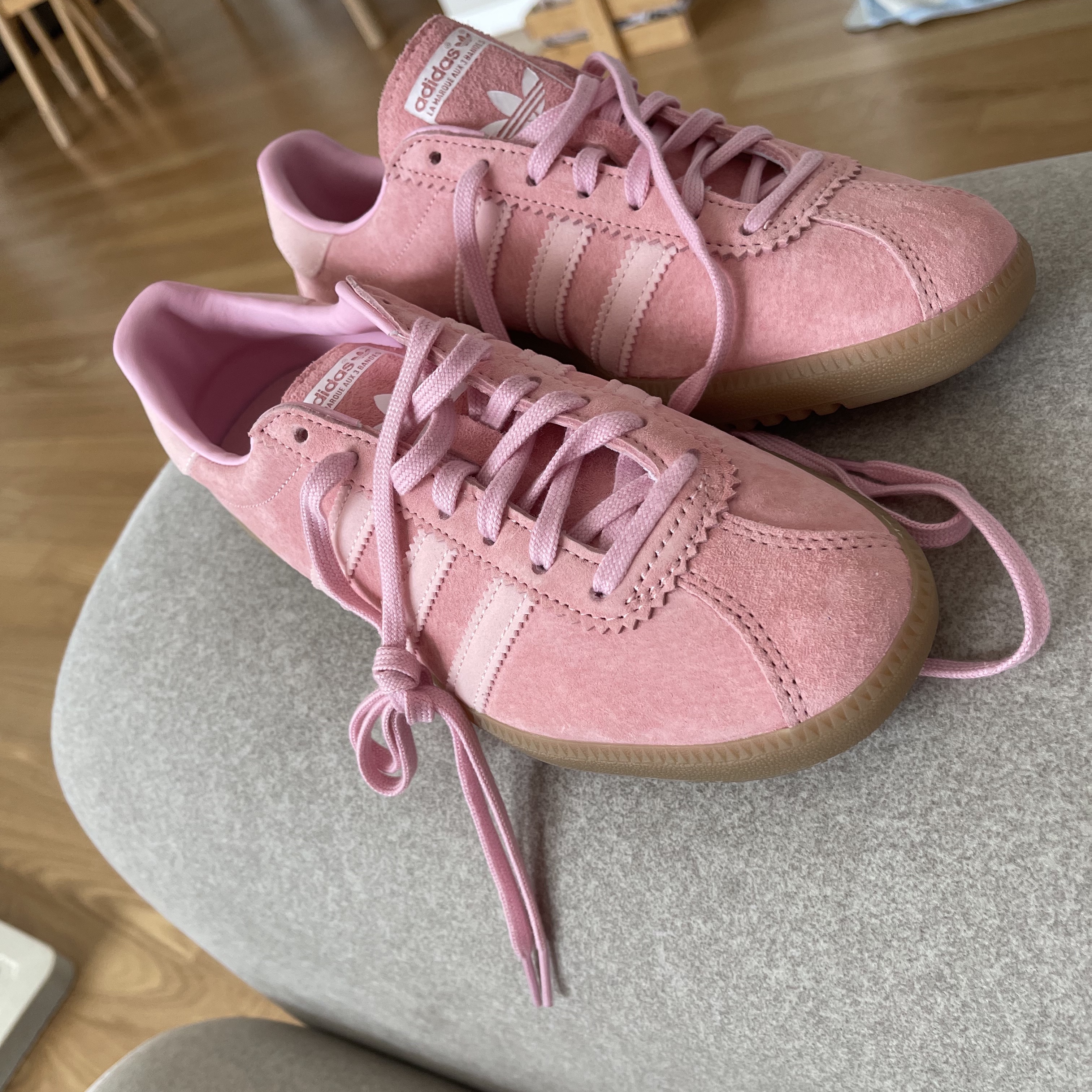 Adidas Bermuda Glow Pink 착용 스타일