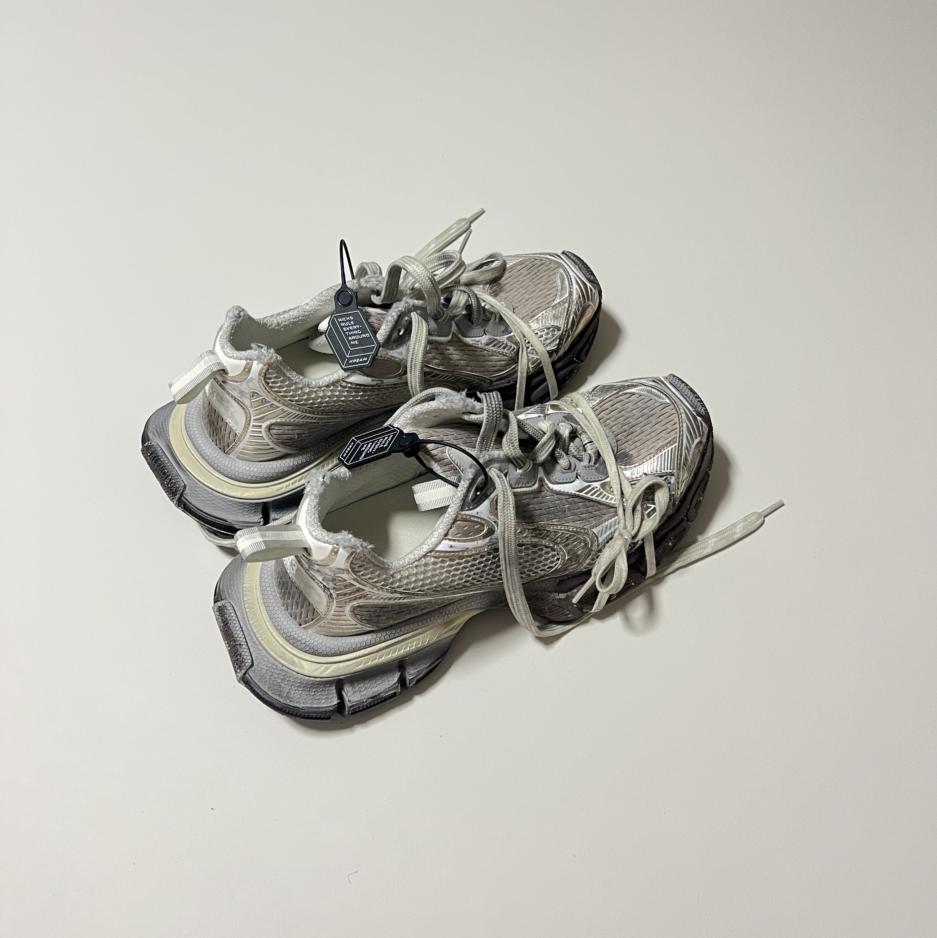 Balenciaga 3XL Sneakers Worn Out Light Beige 착용 스타일
