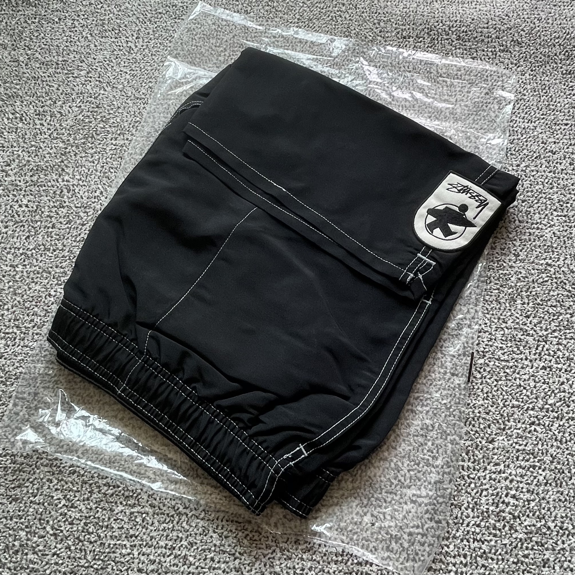 Stussy Surfman Water Shorts Black 착용 스타일 - 1