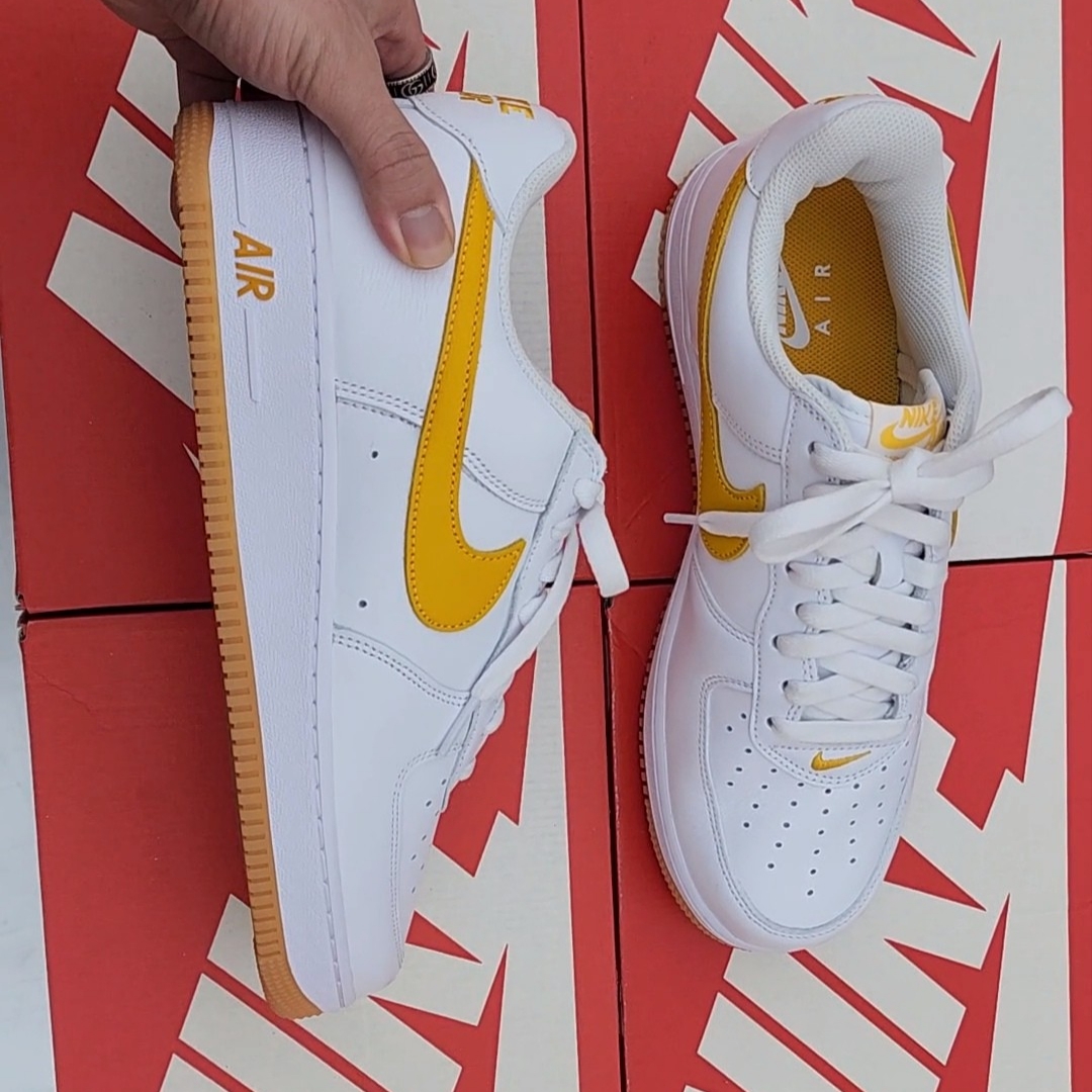 Nike Air Force 1 Low Retro QS University Gold 착용 스타일 - 2