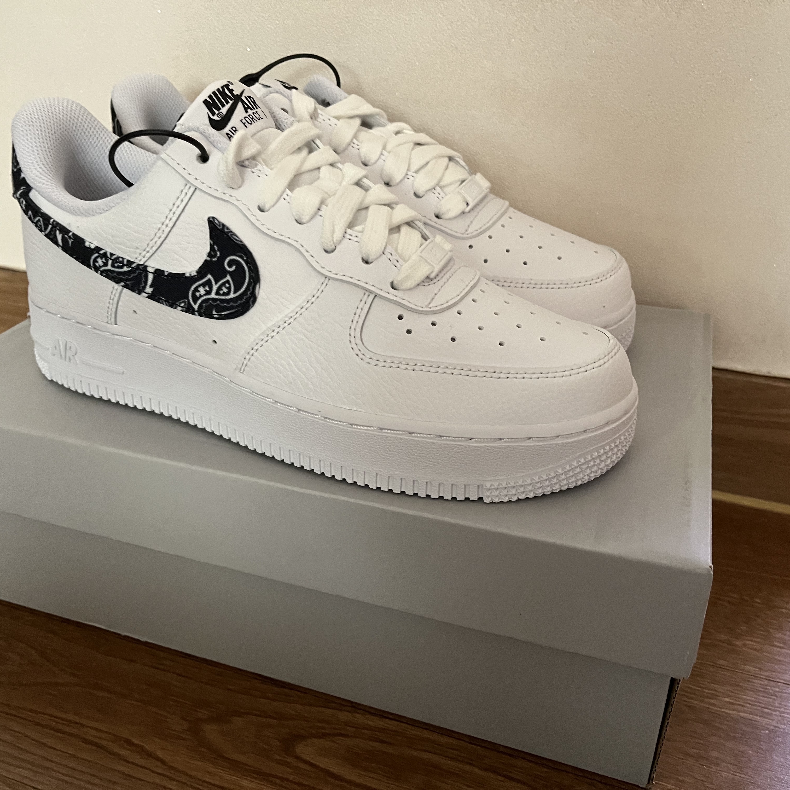 (W) Nike Air Force 1 '07 Essential Paisley Swoosh White Black 착용 스타일 - 1